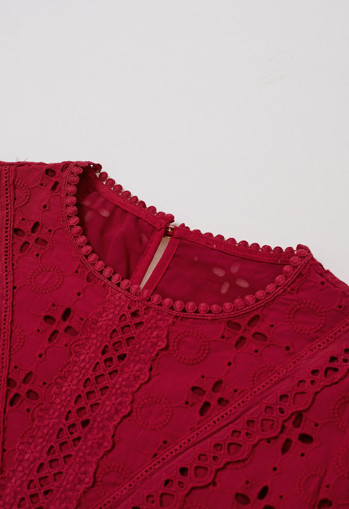 Blusa de algodón con bordado de ojales y pétalos intrincados en rojo