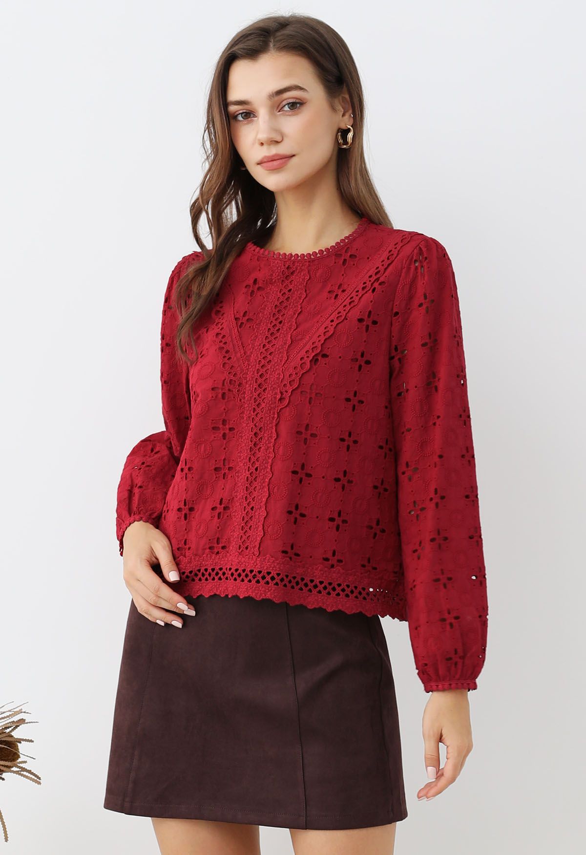 Blusa de algodón con bordado de ojales y pétalos intrincados en rojo