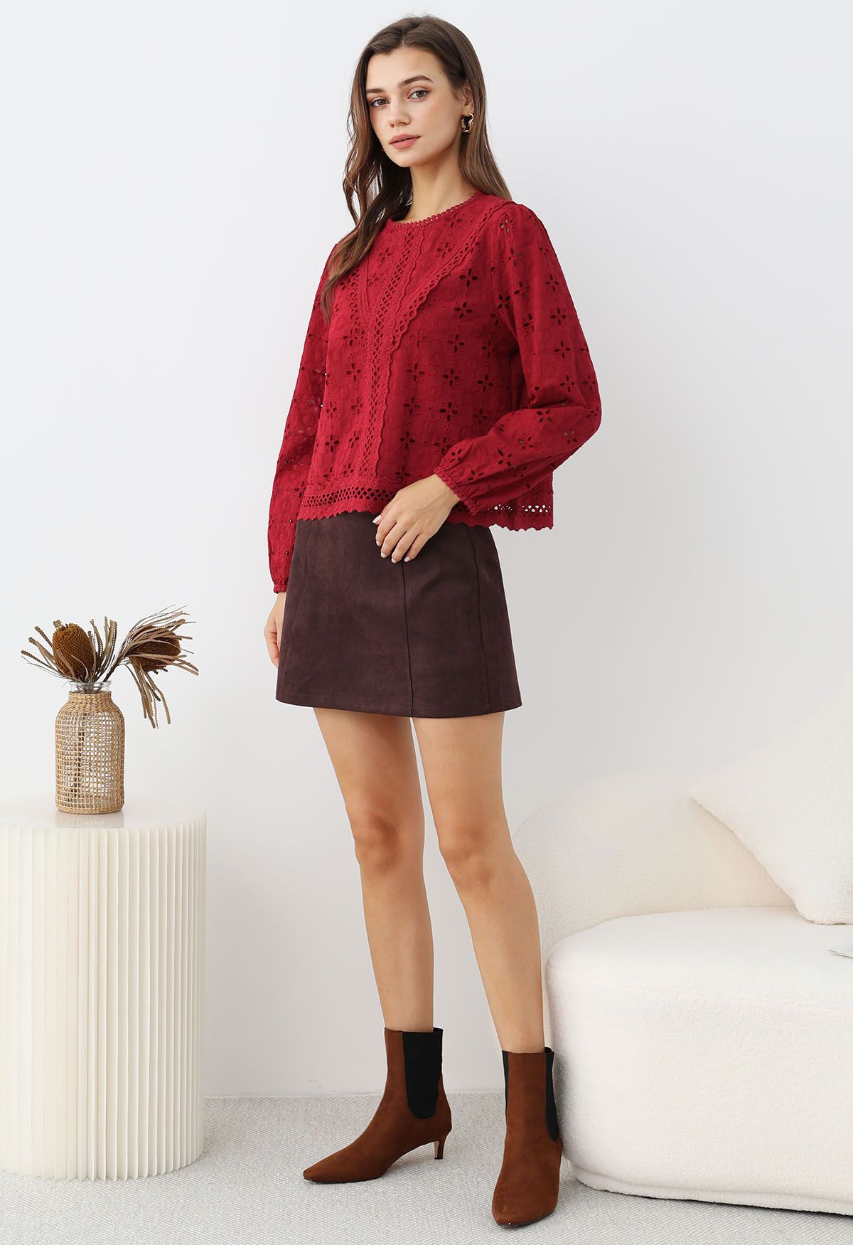 Blusa de algodón con bordado de ojales y pétalos intrincados en rojo