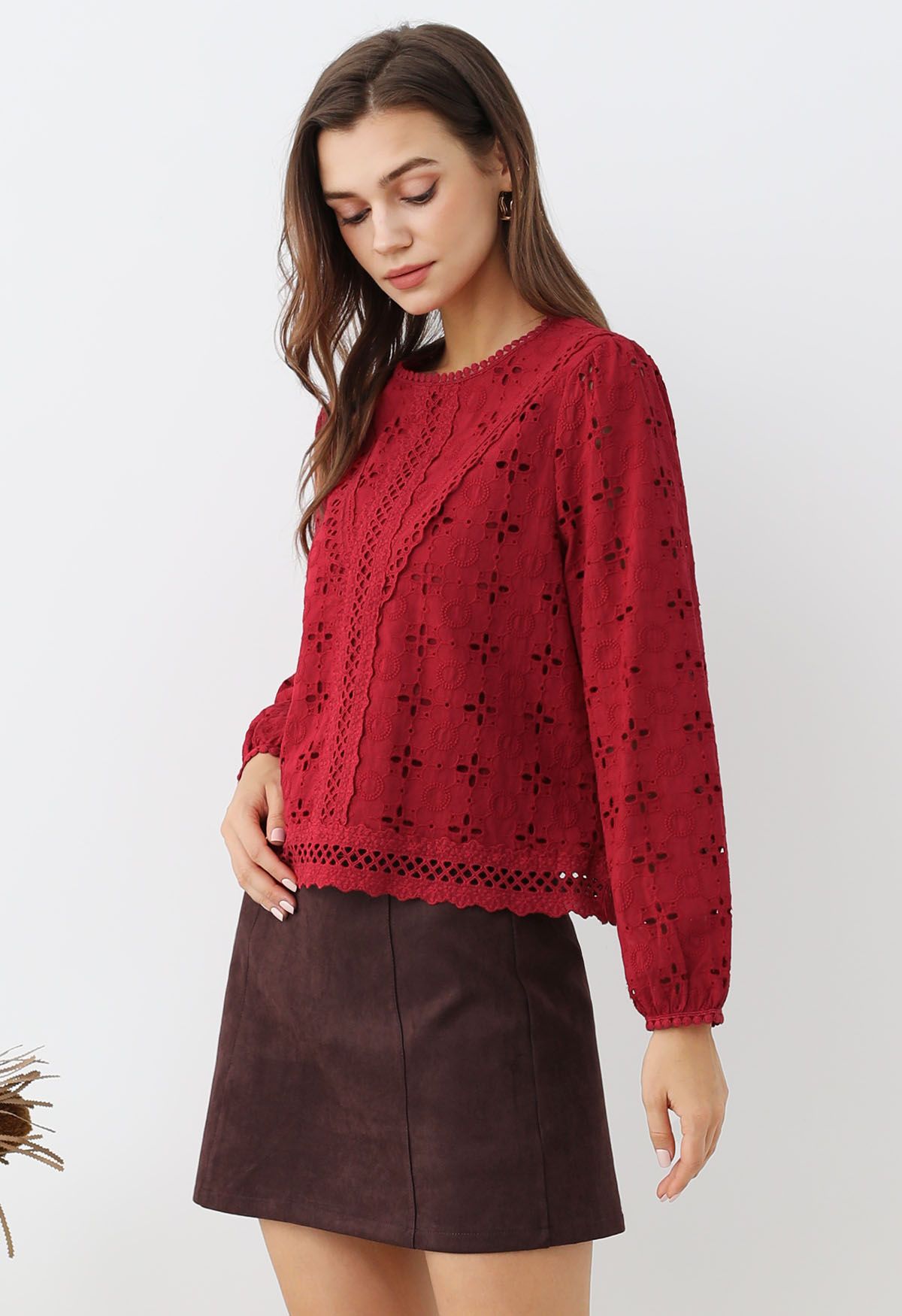 Blusa de algodón con bordado de ojales y pétalos intrincados en rojo