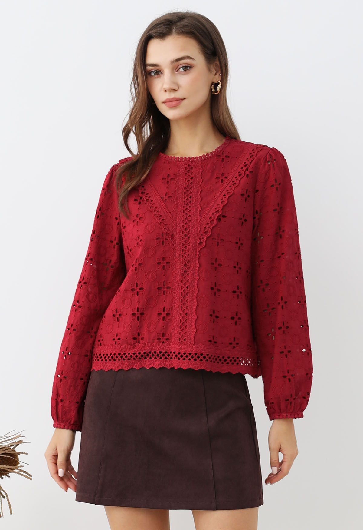 Blusa de algodón con bordado de ojales y pétalos intrincados en rojo