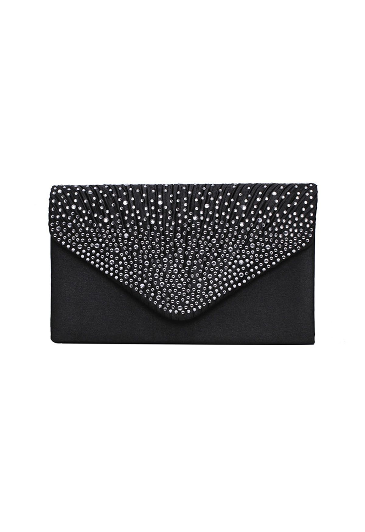 Bolso tipo sobre de satén adornado con diamantes de imitación en color negro