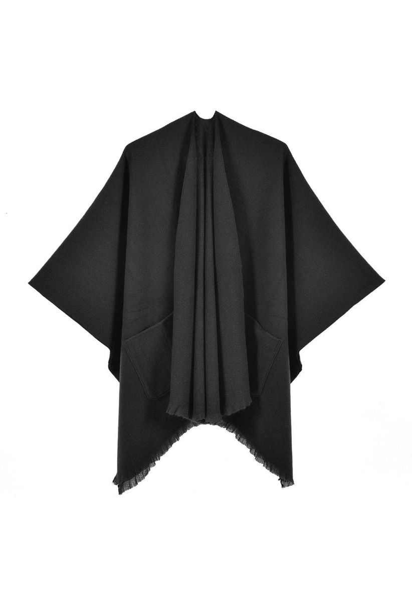 Poncho con dobladillo con flecos y bolsillos suaves Whisper en color negro