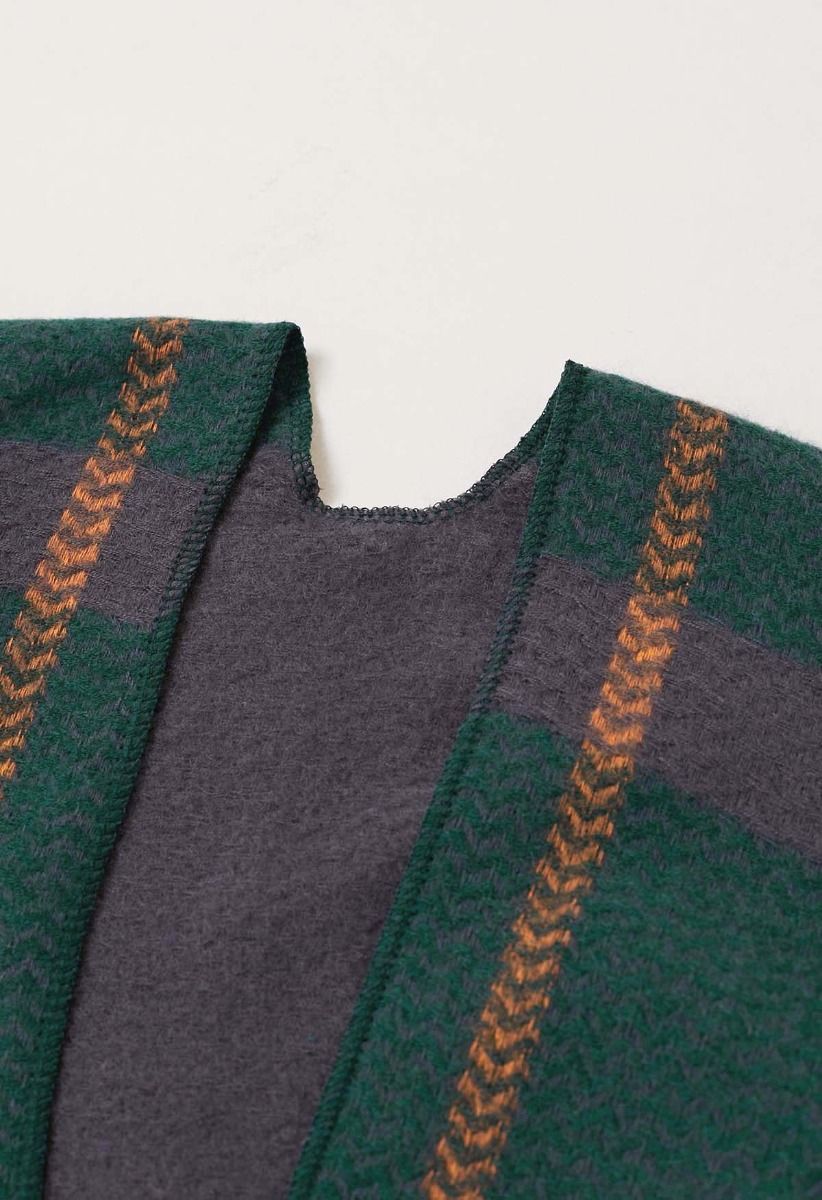 Poncho con dobladillo con flecos y cuadrícula geométrica en verde oscuro