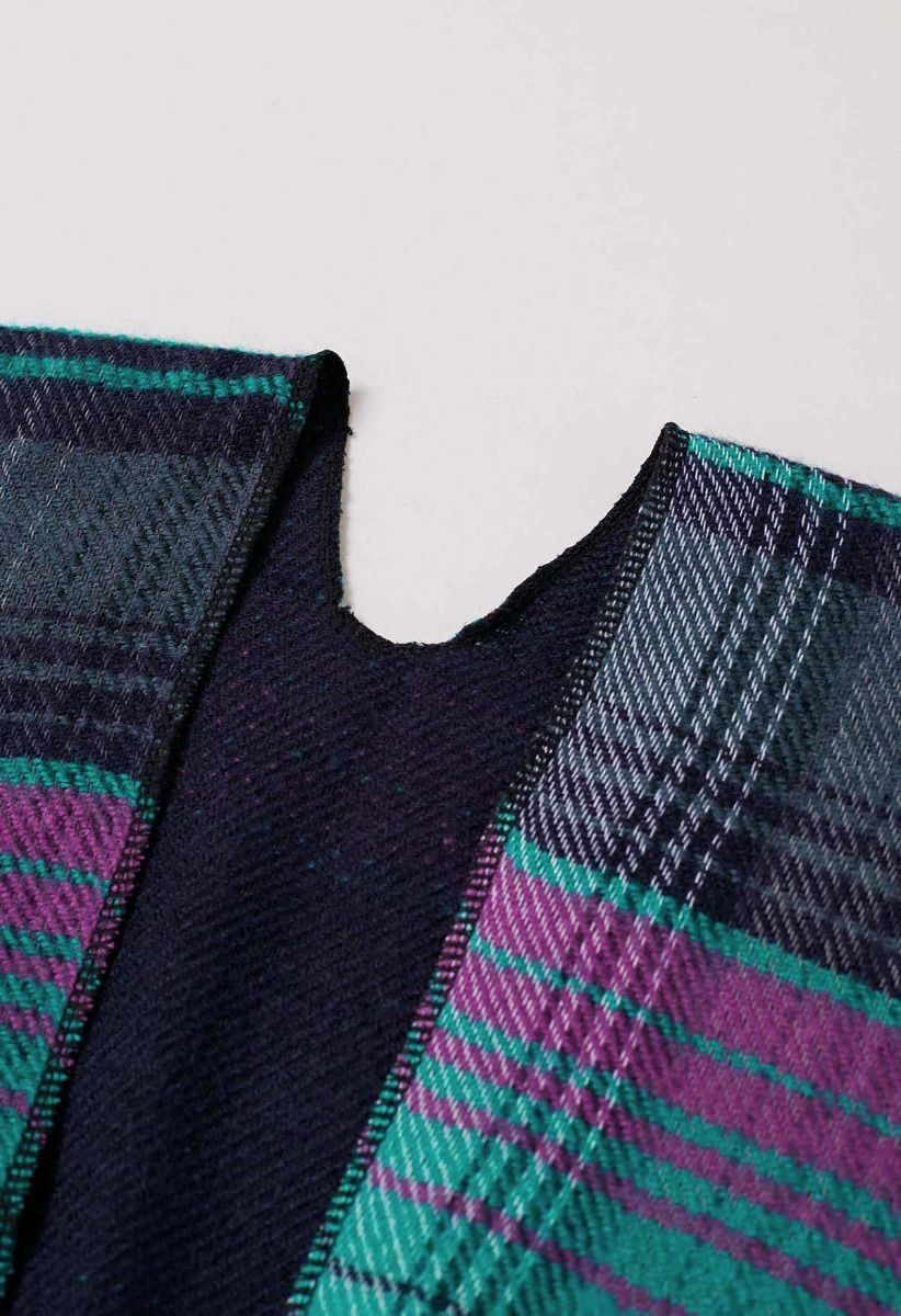 Poncho clásico con dobladillo con flecos de tartán en verde azulado