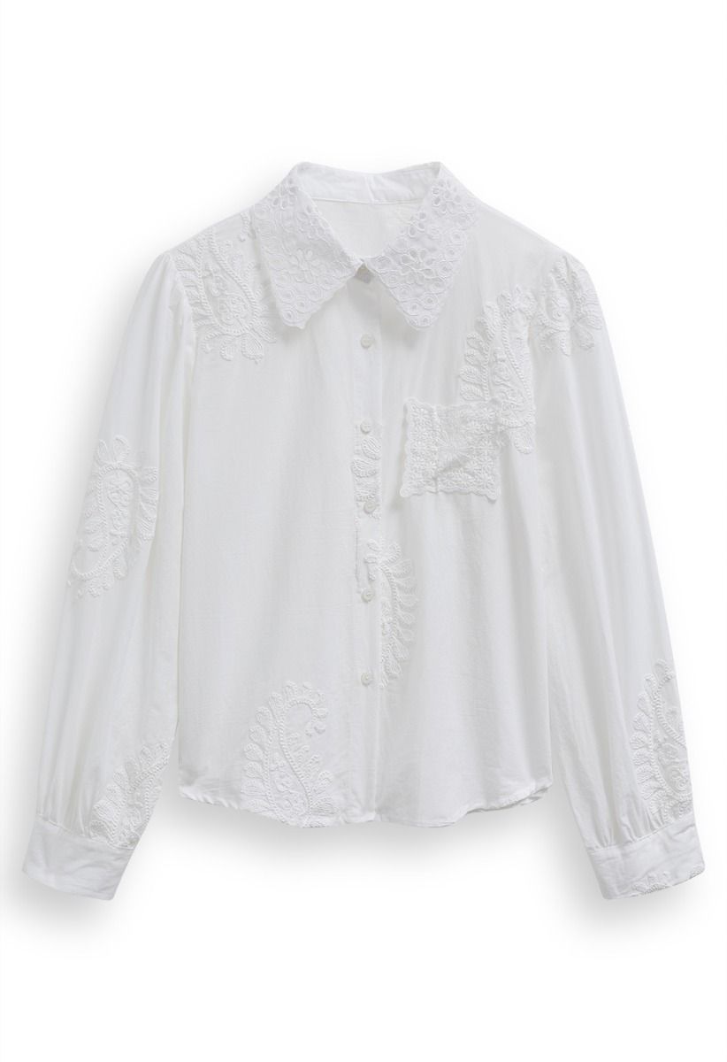 Camisa abotonada con bordado floral inspirado en cachemira en color blanco