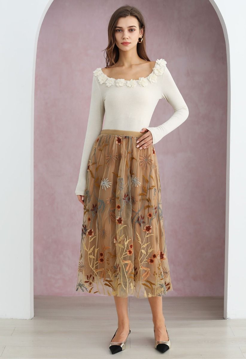 Falda midi de tul con malla bordada y flores extravagantes en color camel