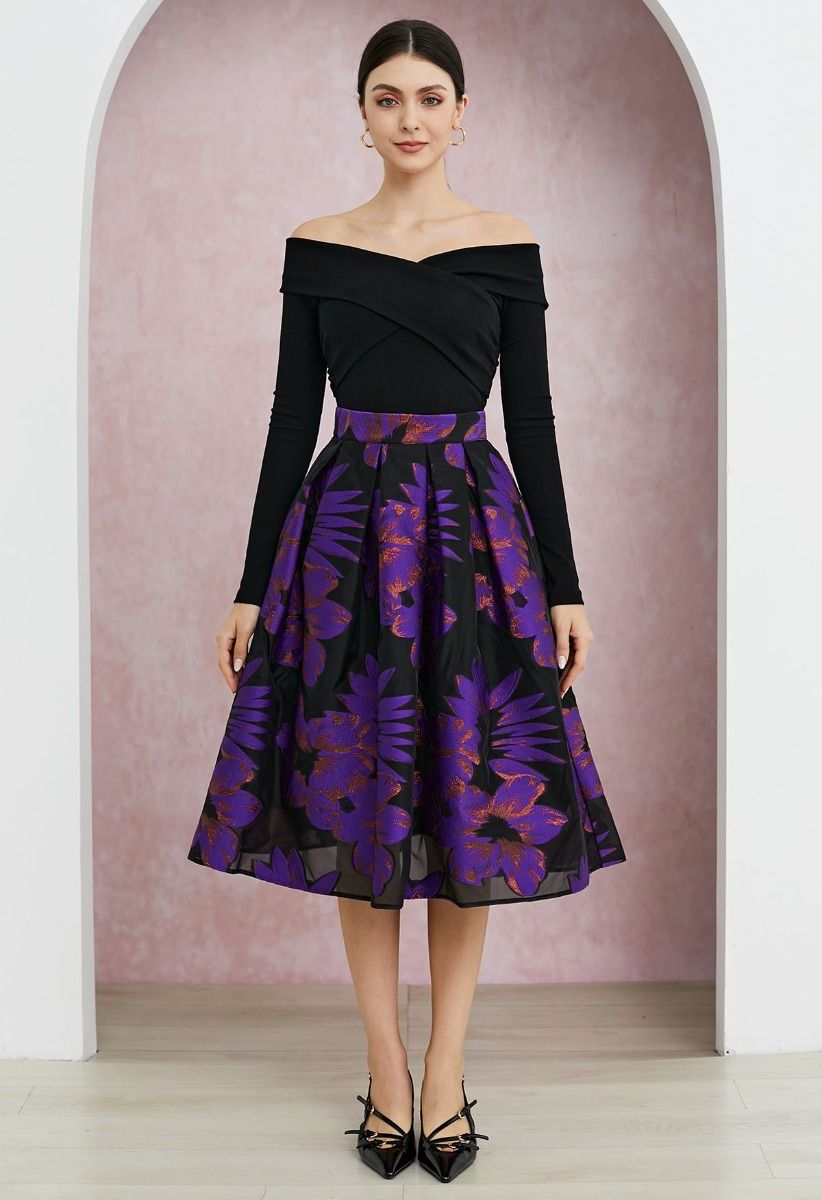 Atractiva falda midi plisada de organza con estampado floral en jacquard en color morado