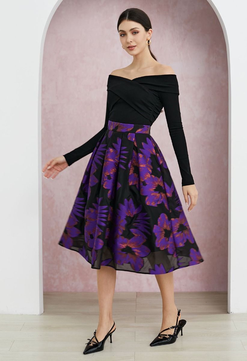 Atractiva falda midi plisada de organza con estampado floral en jacquard en color morado