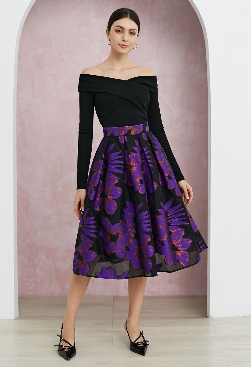 Atractiva falda midi plisada de organza con estampado floral en jacquard en color morado