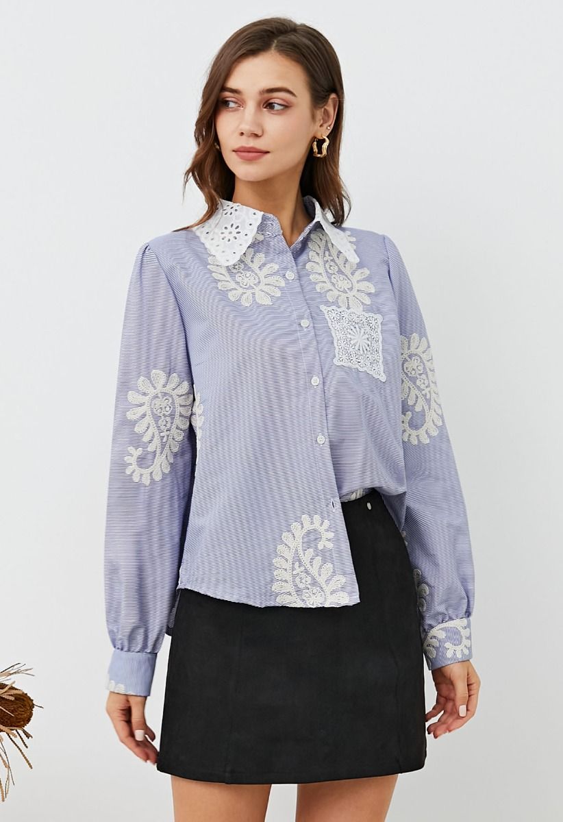 Camisa abotonada con bordado floral inspirado en cachemira en azul