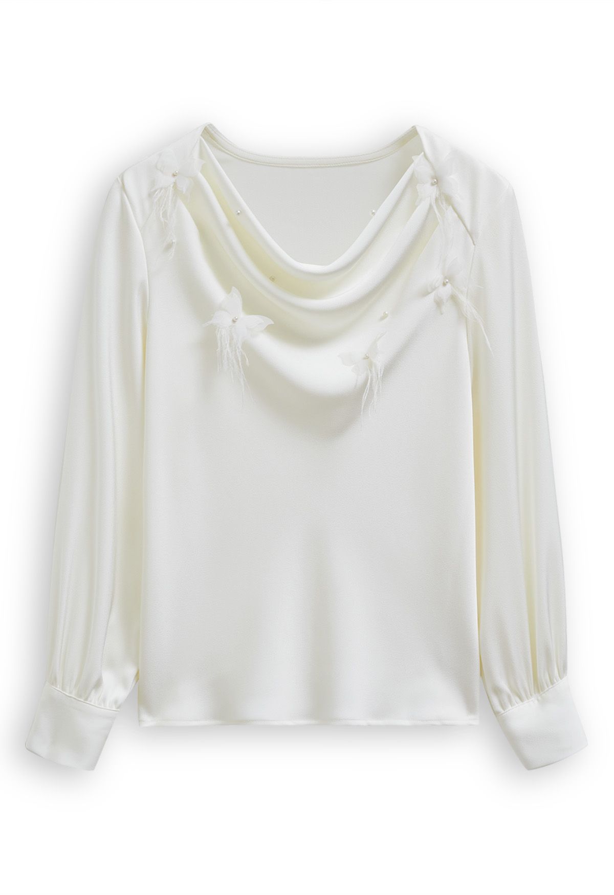 Blusa con cuello vuelto y ribete de plumas de mariposa nacaradas en color blanco