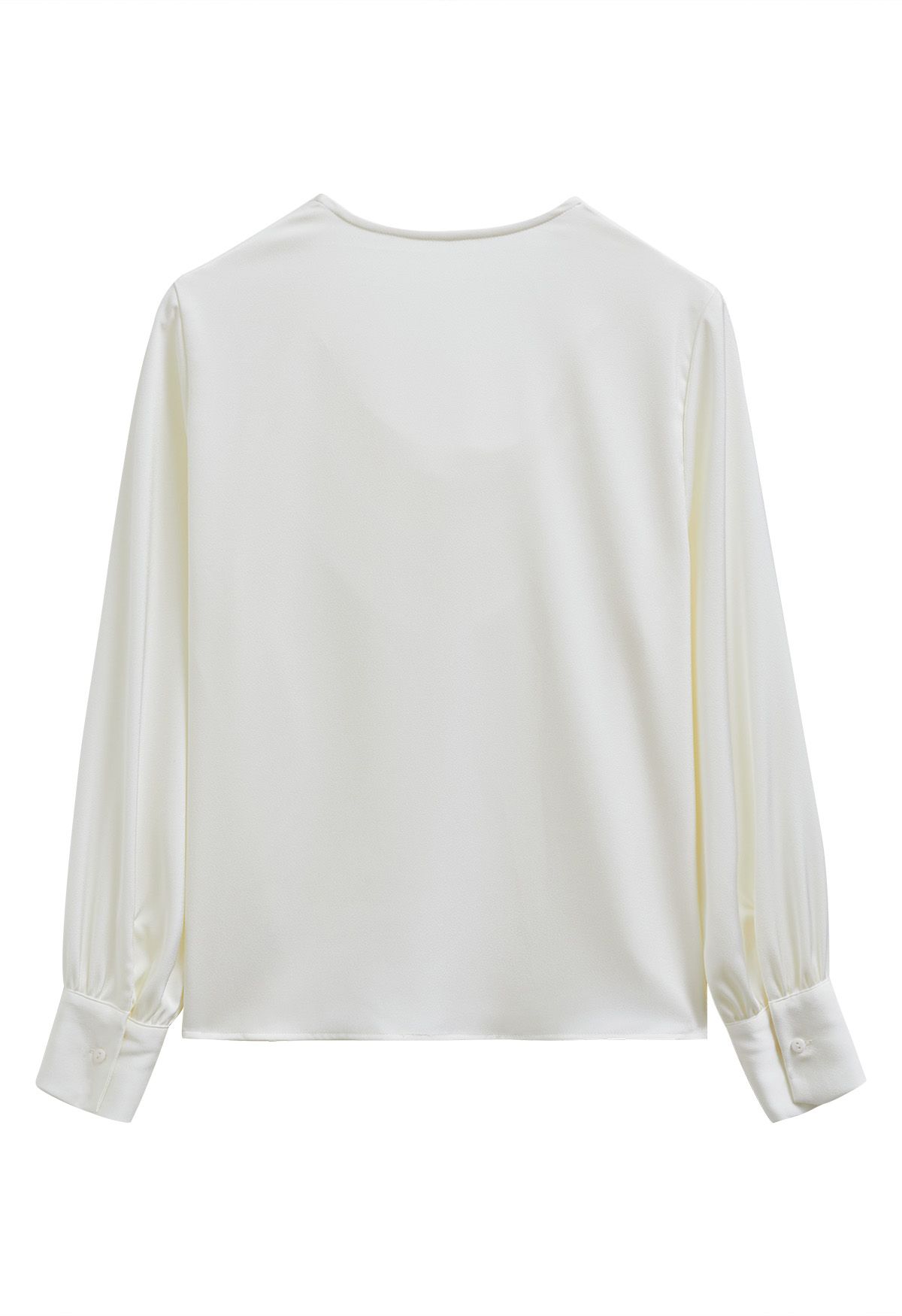 Blusa con cuello vuelto y ribete de plumas de mariposa nacaradas en color blanco