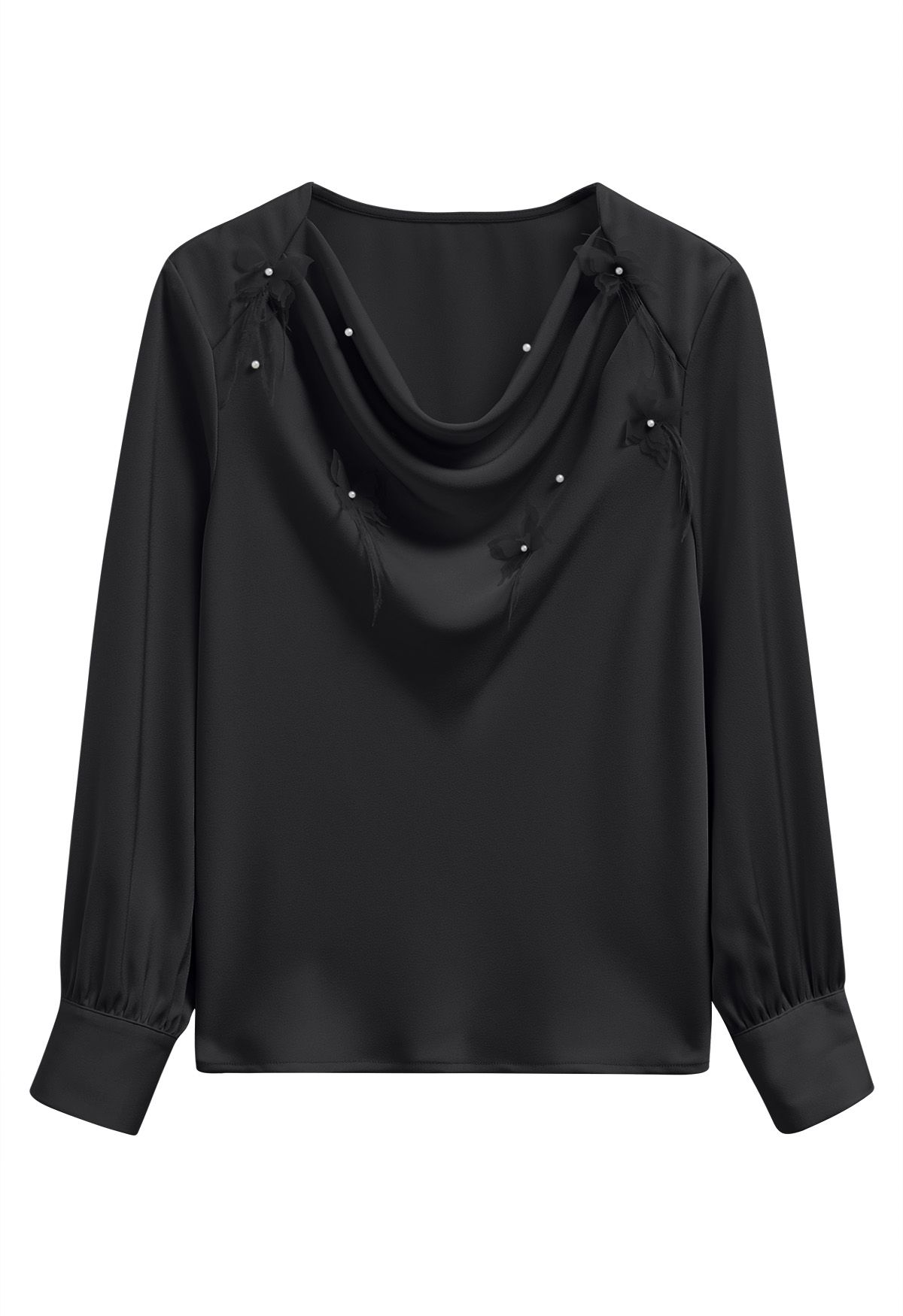 Blusa con cuello vuelto y ribete de plumas de mariposa perladas en color negro