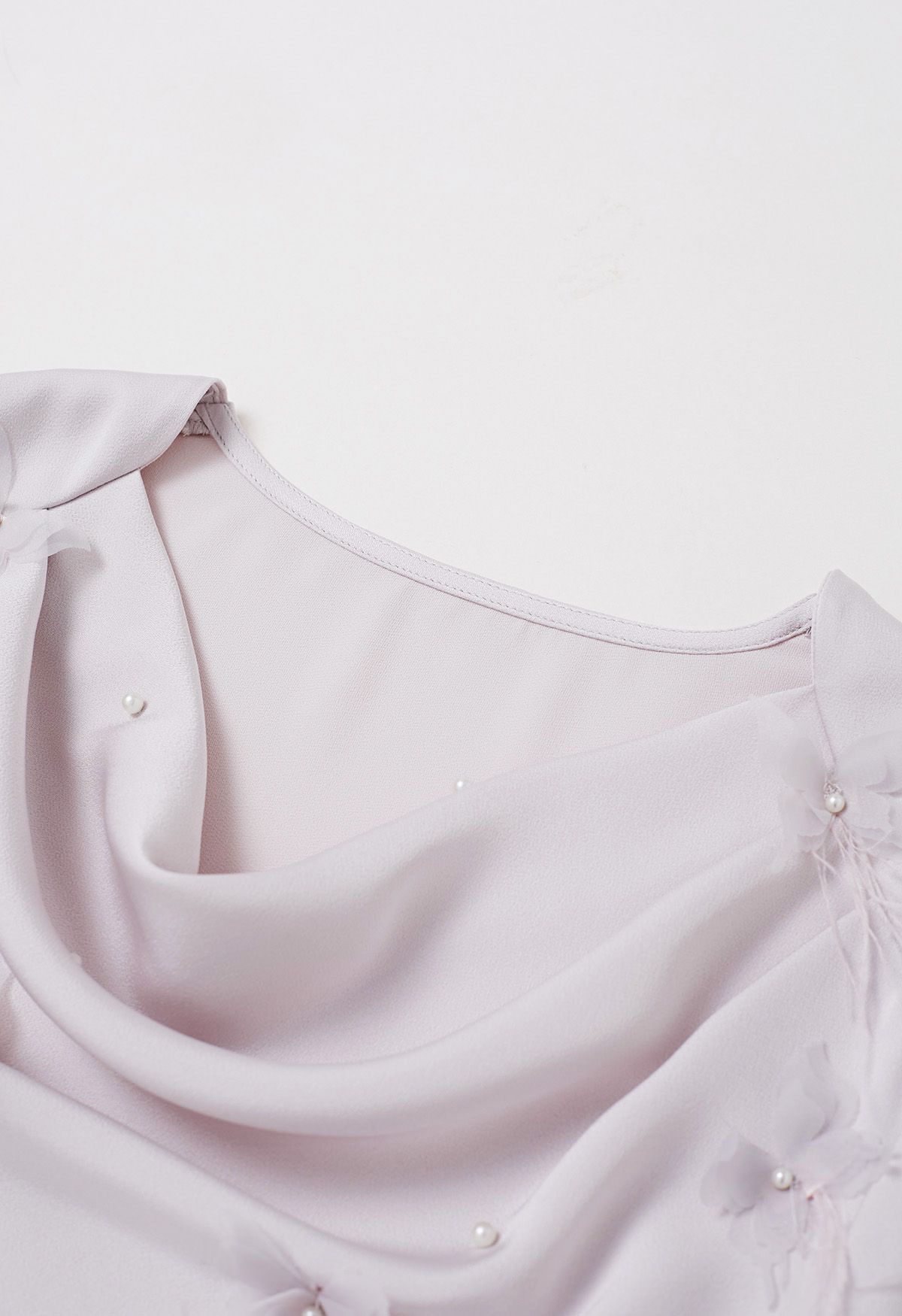 Blusa con cuello vuelto y ribete de plumas de mariposa nacaradas en rosa claro