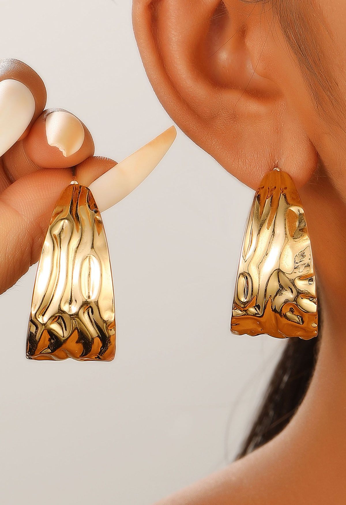 Pendientes de aro en forma de C con textura ondulada en oro