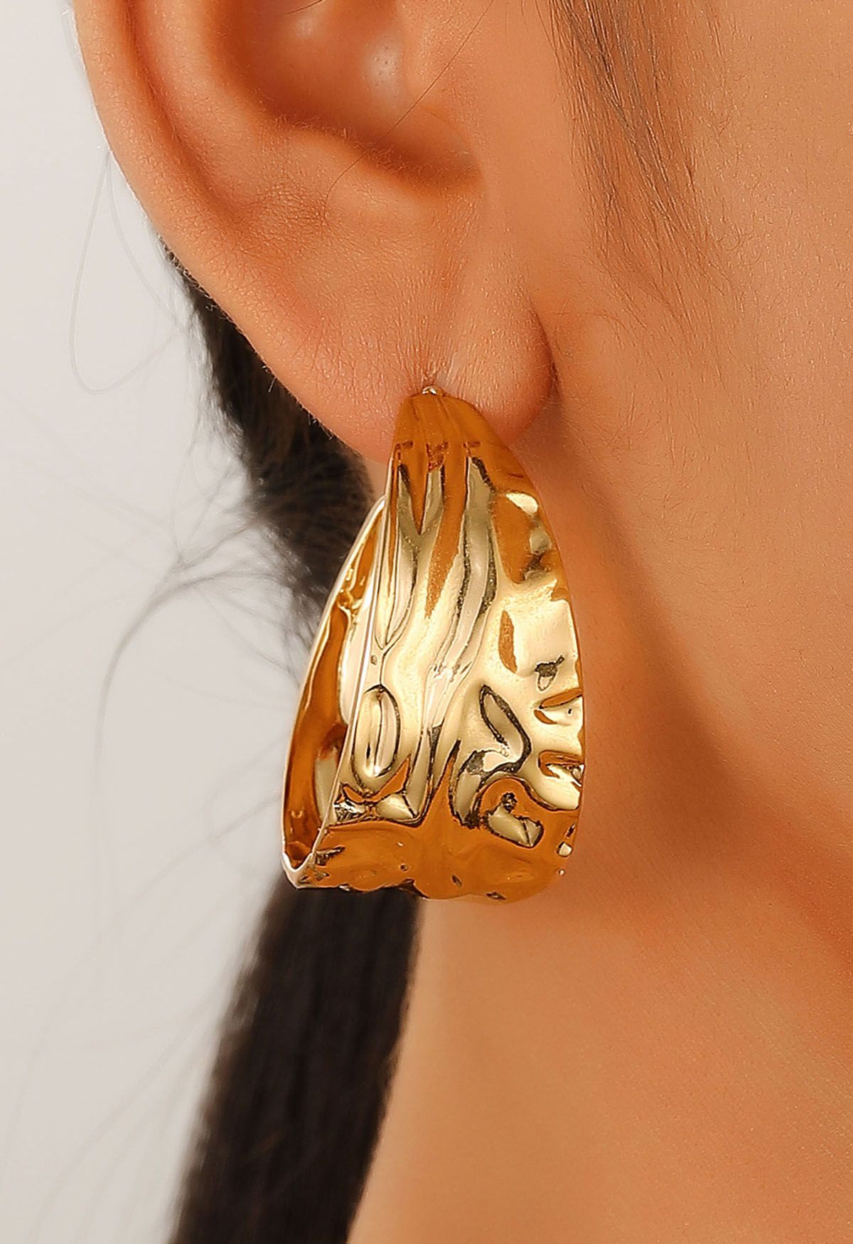 Pendientes de aro en forma de C con textura ondulada en oro