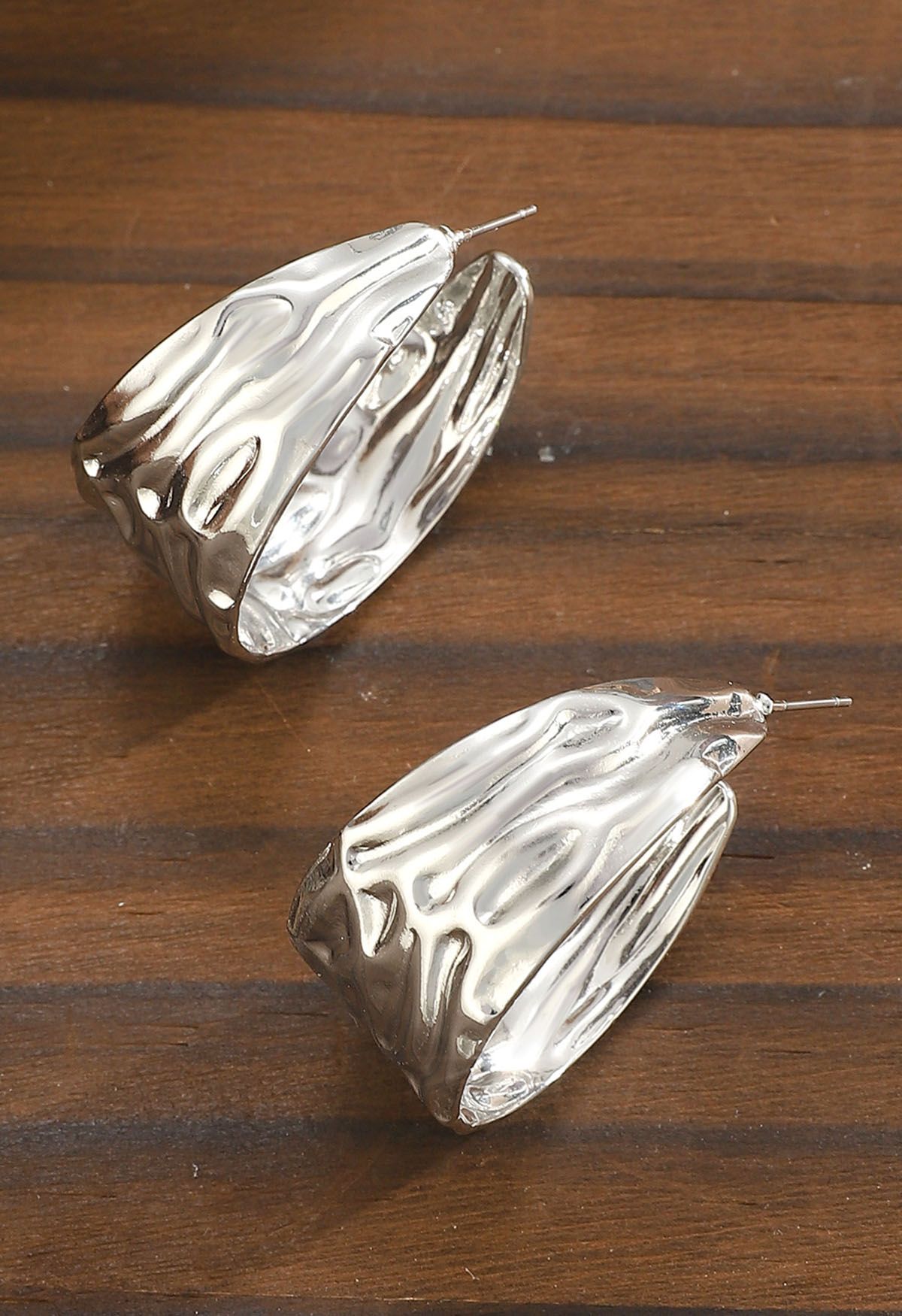 Pendientes de aro en forma de C con textura ondulada en plata