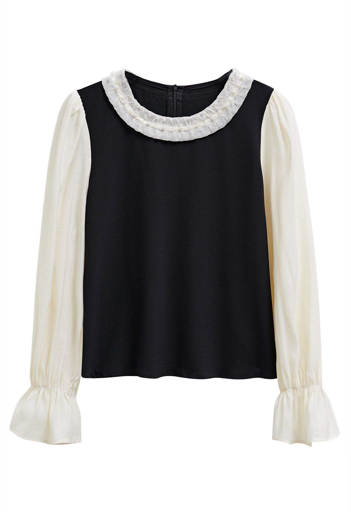 Blusa con cuello con volantes y puños acampanados con ribete de perlas en contraste en negro