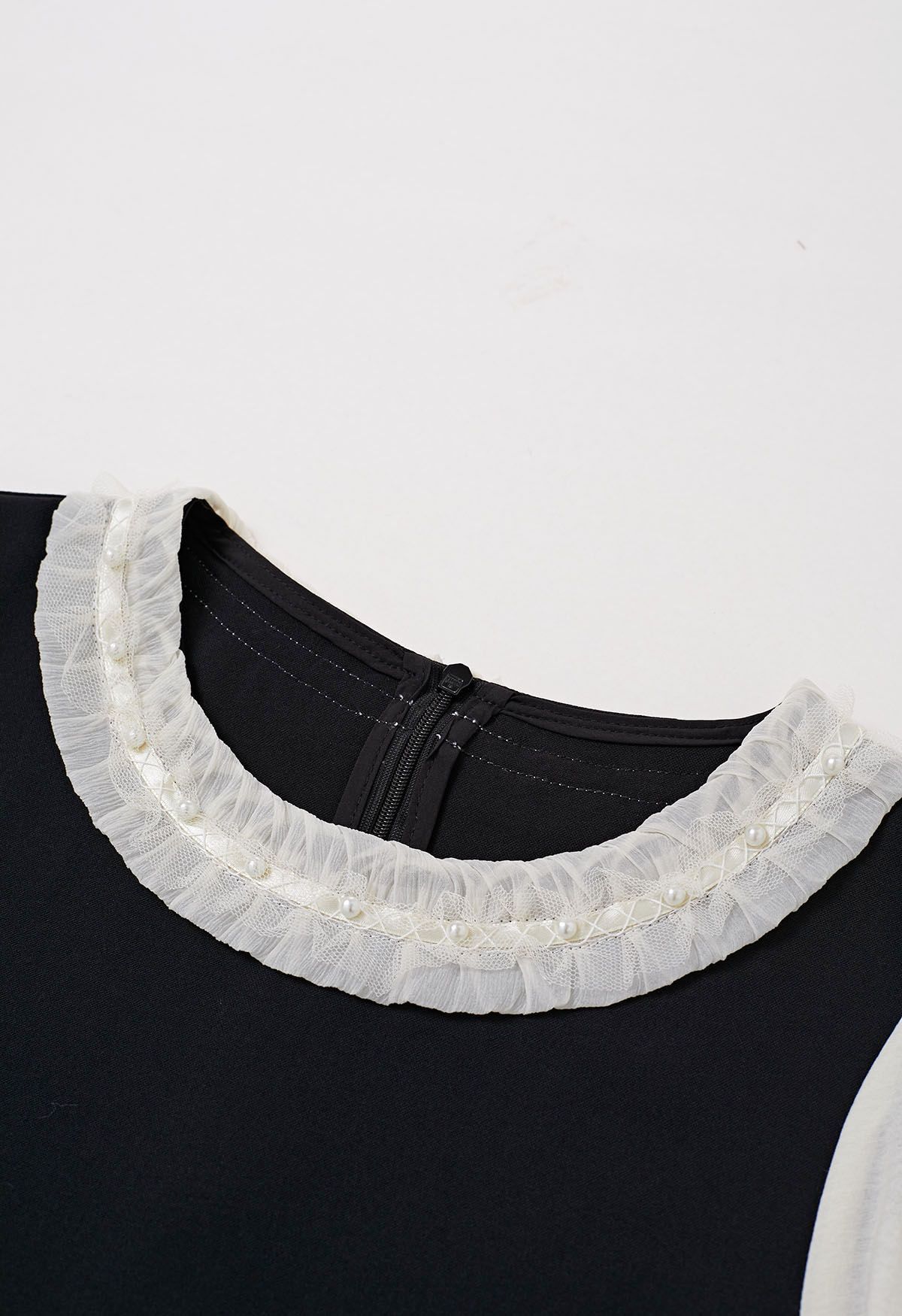 Blusa con cuello con volantes y puños acampanados con ribete de perlas en contraste en negro