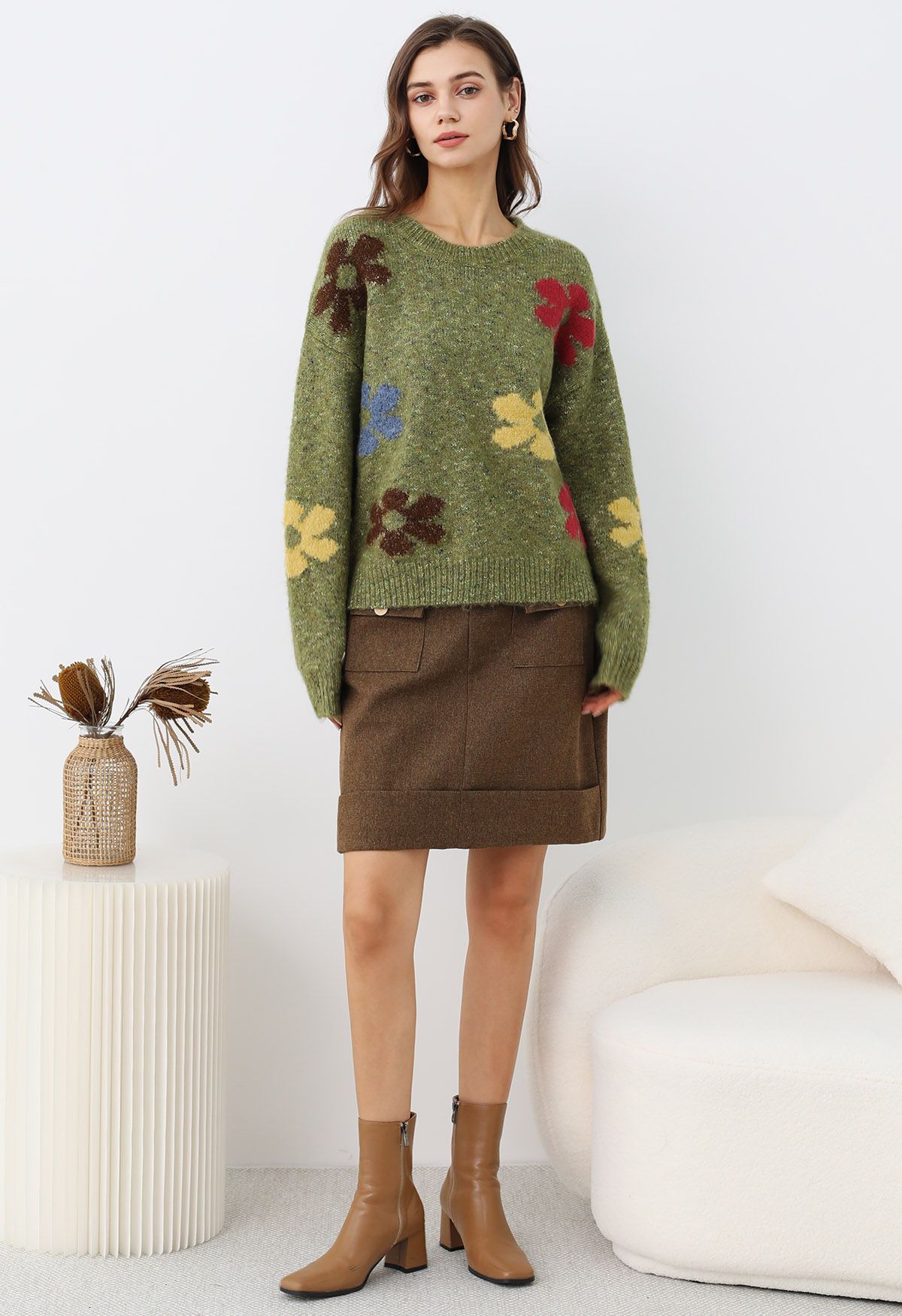 Falda de tweed con dobladillo enrollado, bolsillos con solapa y botones en marrón