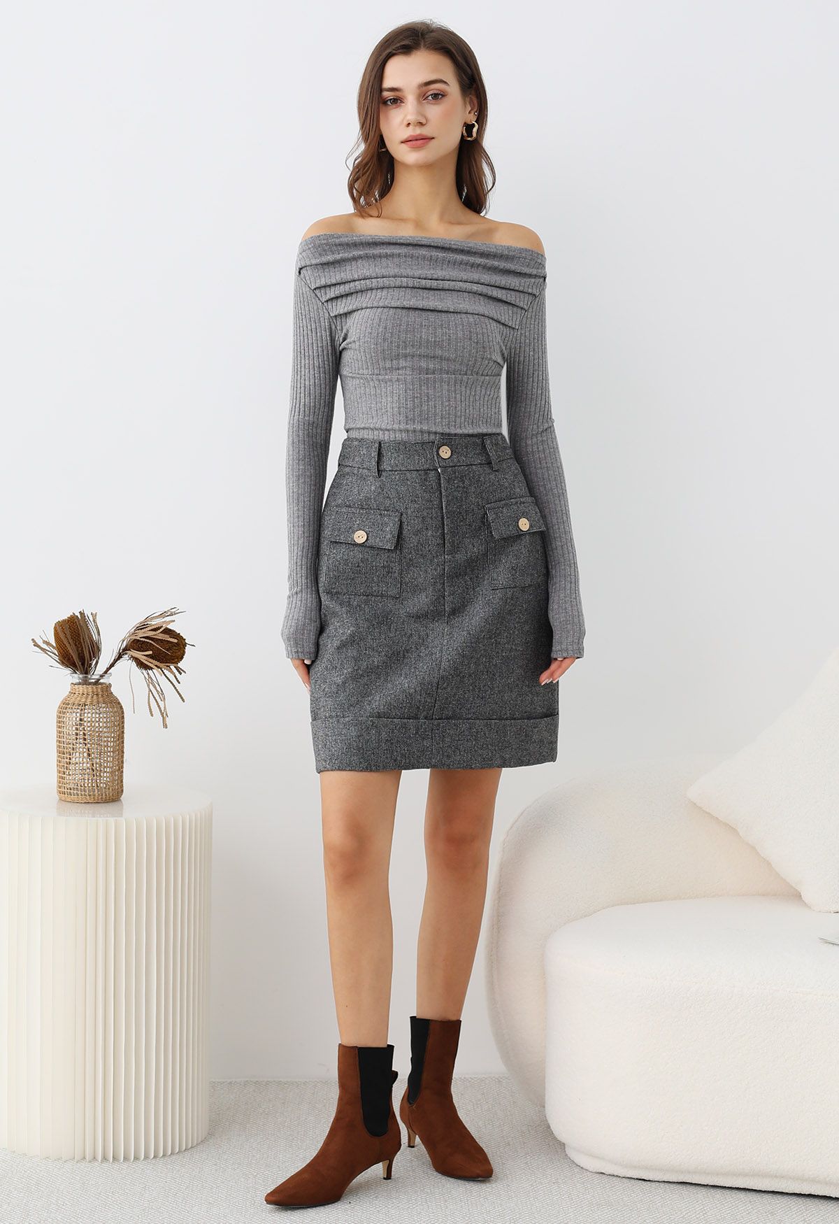 Falda de tweed con dobladillo enrollado, bolsillos con solapa y botones en gris