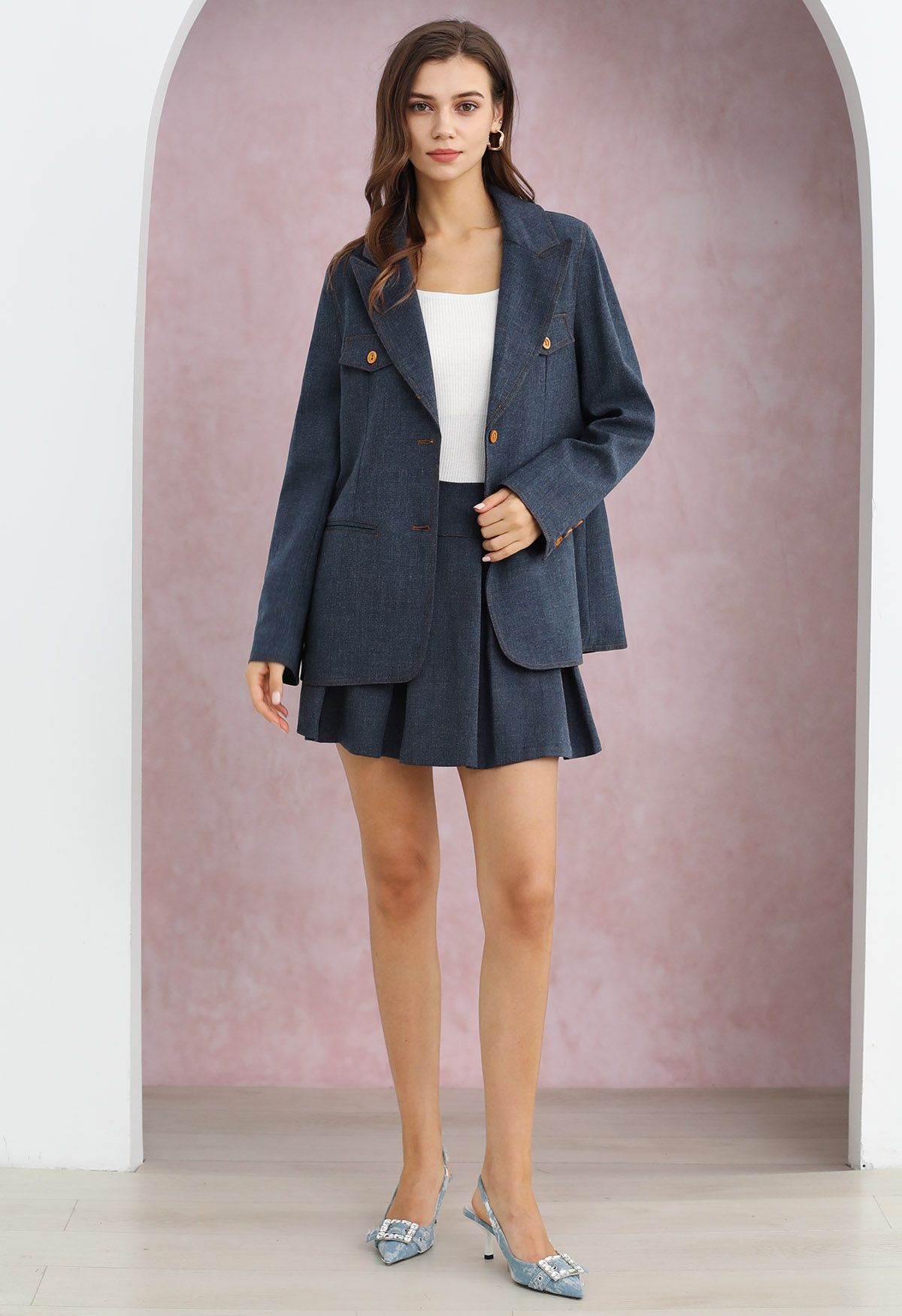 Blazer con solapas de pico y bolsillos decorativos en azul marino