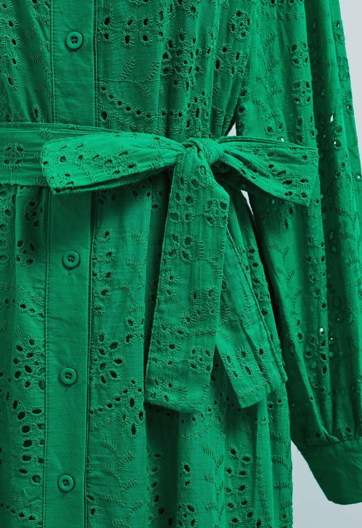 Vestido midi con botones y cintura anudada con delicado bordado de ojales en color verde