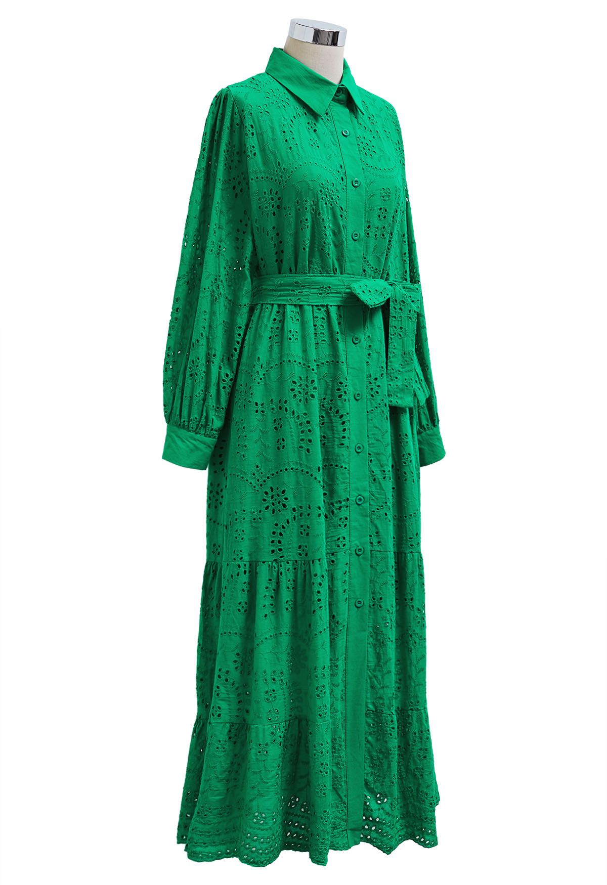 Vestido midi con botones y cintura anudada con delicado bordado de ojales en color verde