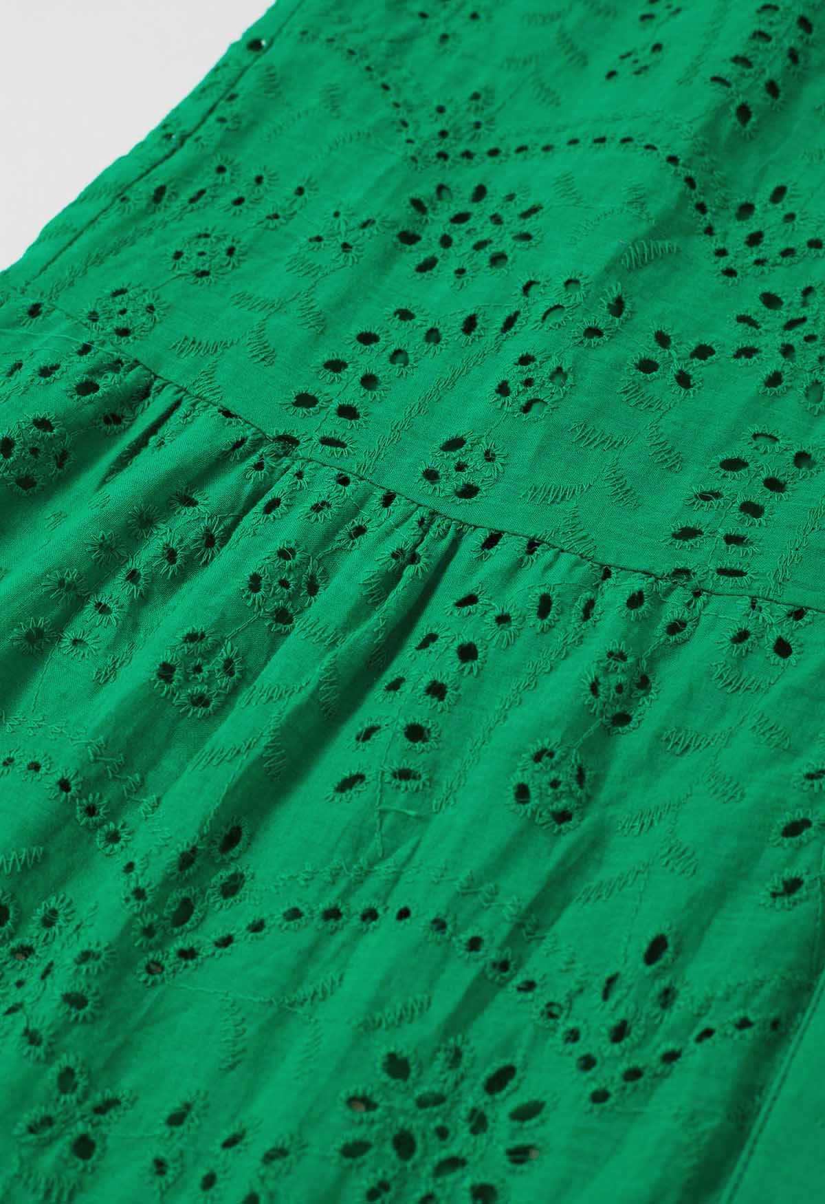 Vestido midi con botones y cintura anudada con delicado bordado de ojales en color verde