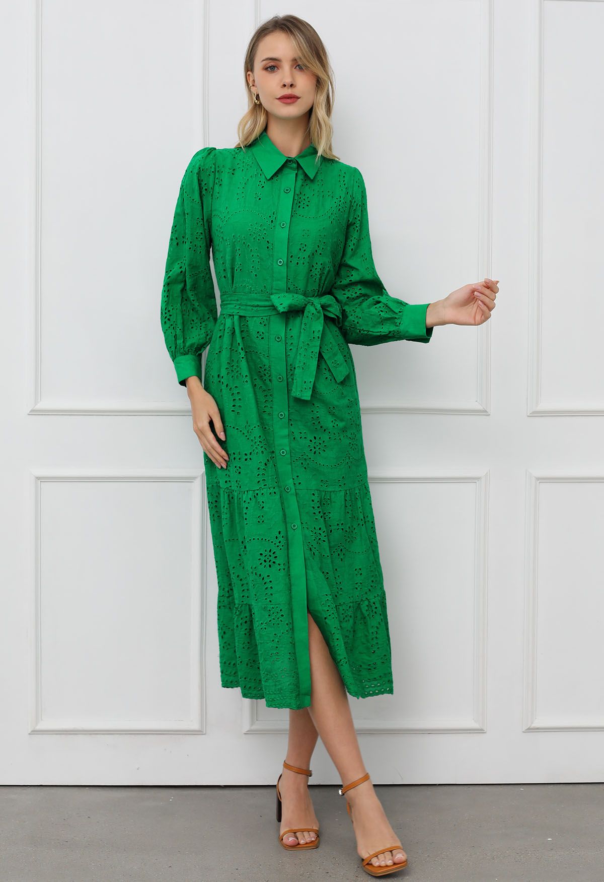 Vestido midi con botones y cintura anudada con delicado bordado de ojales en color verde