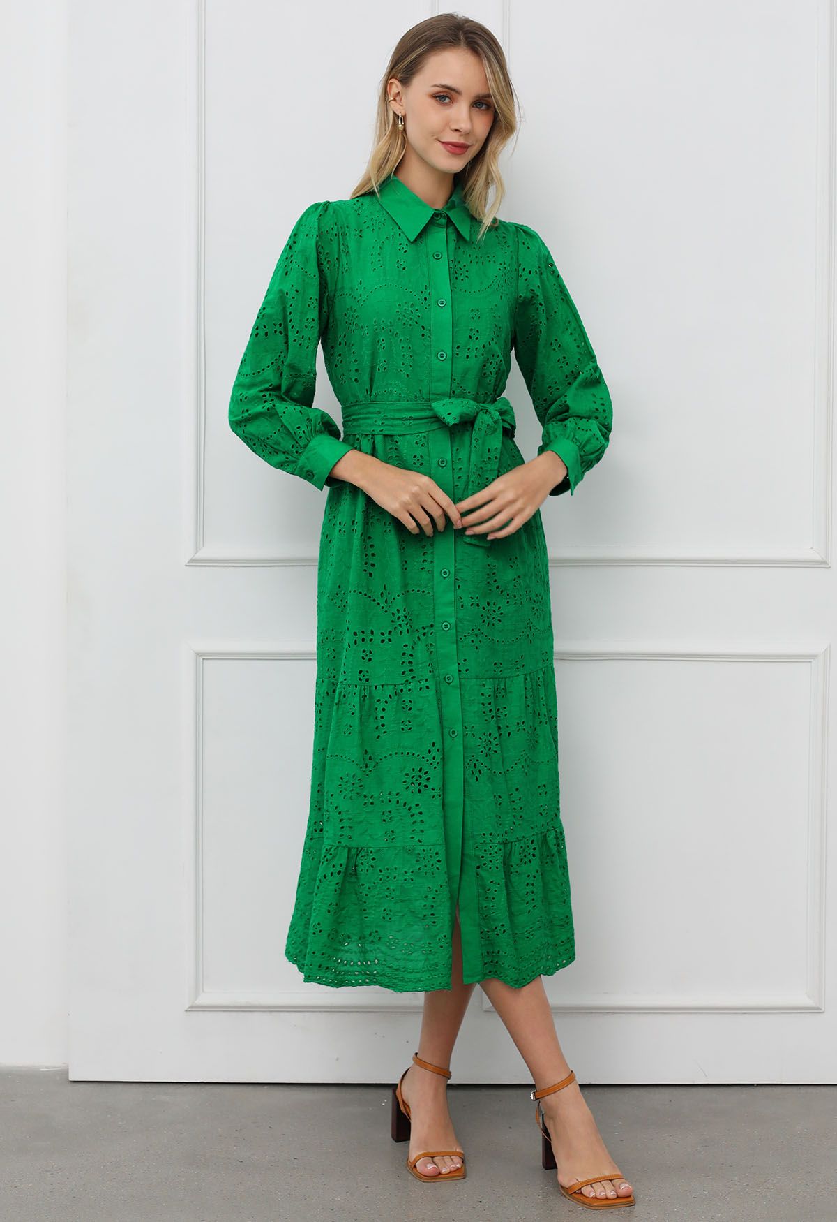 Vestido midi con botones y cintura anudada con delicado bordado de ojales en color verde