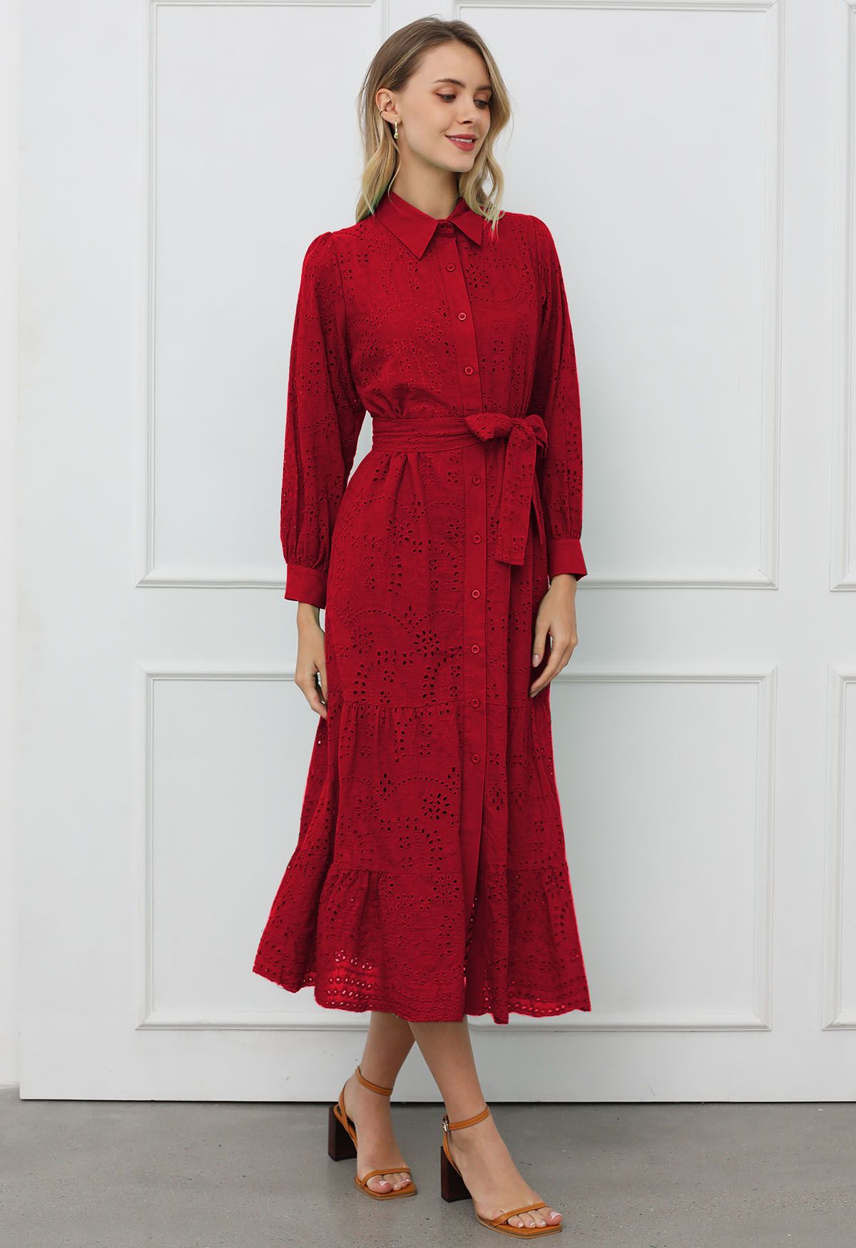 Vestido midi con botones y cintura anudada con delicado bordado de ojales en rojo