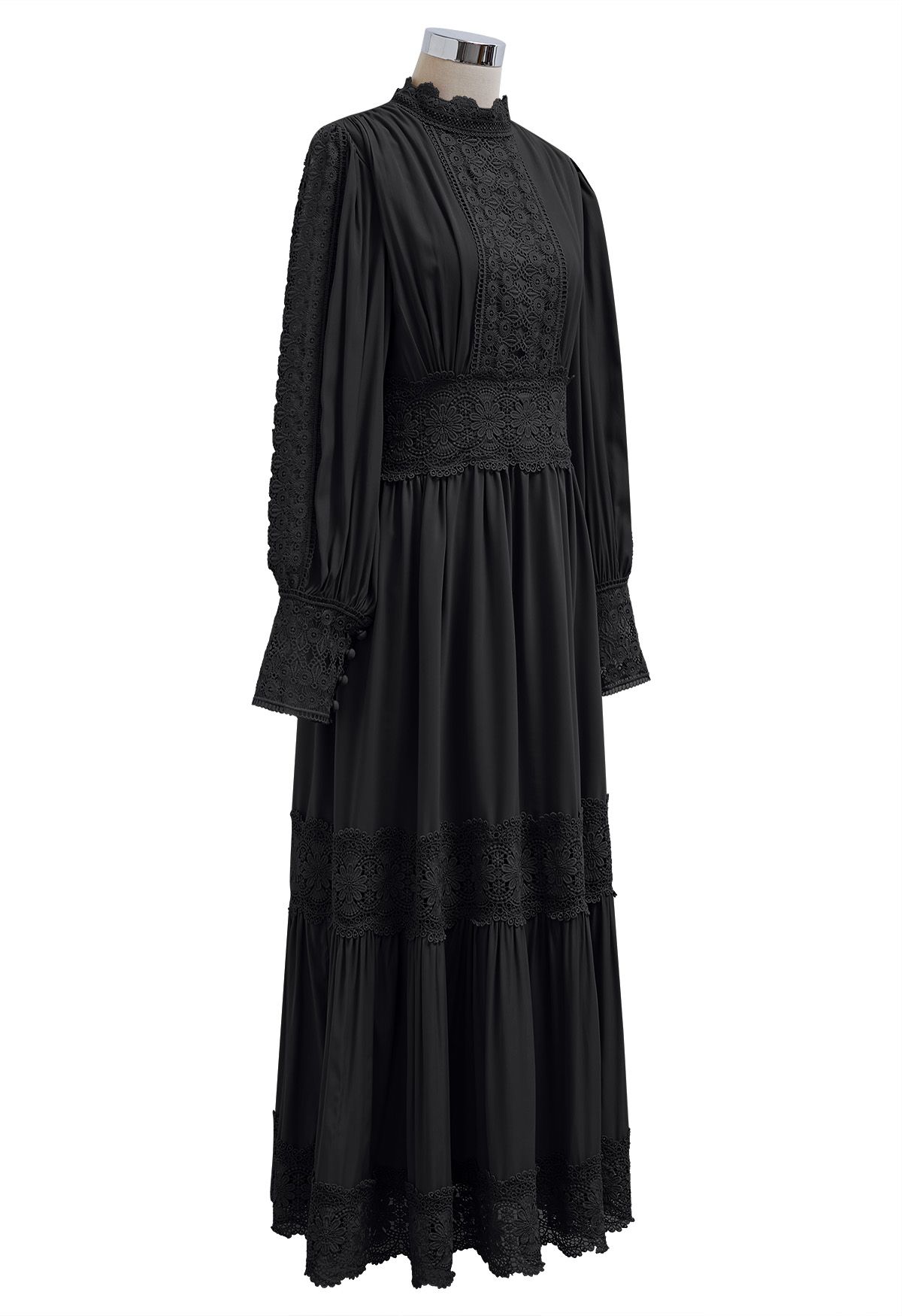 Vestido largo de encaje calado con elegancia victoriana en negro