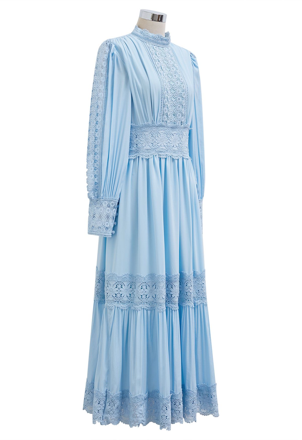 Vestido largo de encaje calado con elegancia victoriana en azul bebé