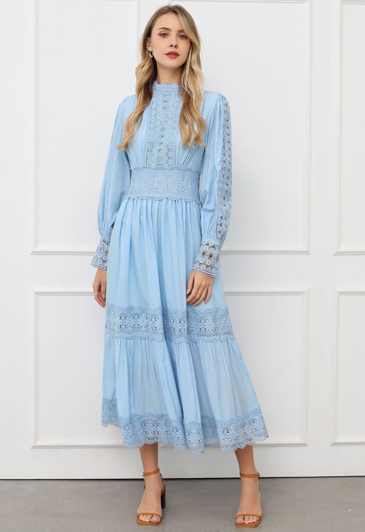 Vestido largo de encaje calado con elegancia victoriana en azul bebé