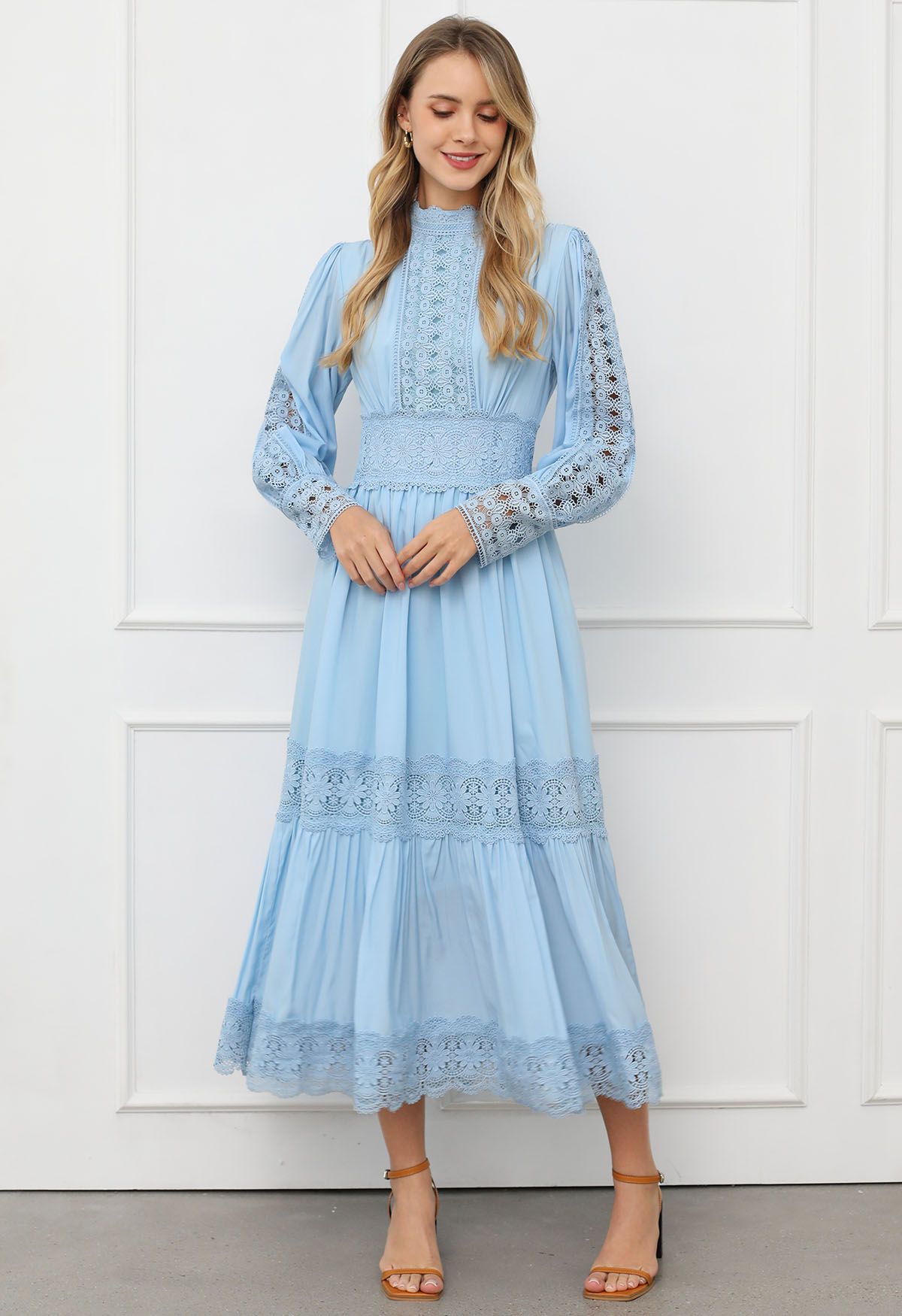 Vestido largo de encaje calado con elegancia victoriana en azul bebé