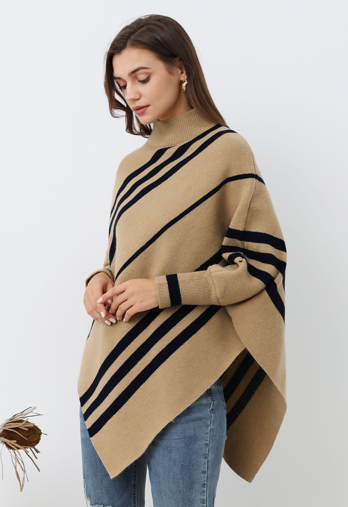 Poncho asimétrico de cuello alto con rayas diagonales