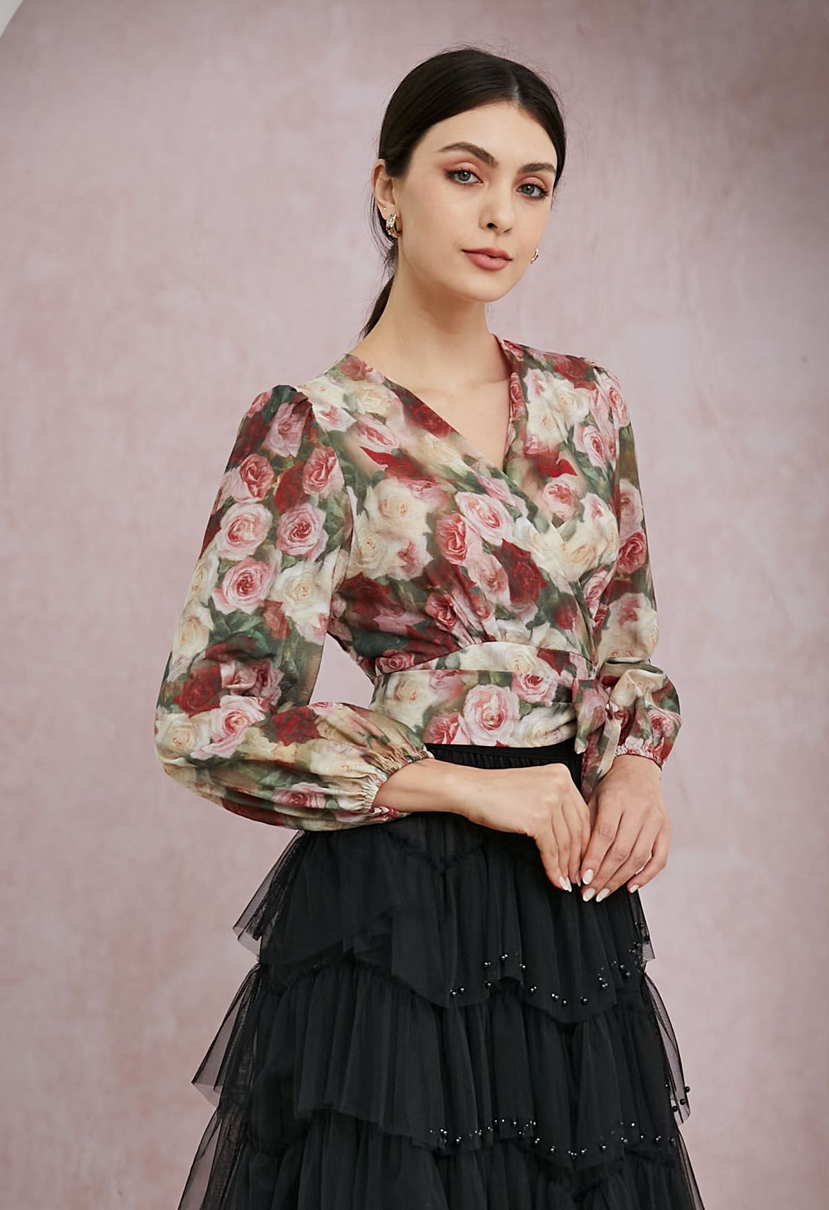 Blusa cruzada con lazo en la cintura y estampado romántico de rosas