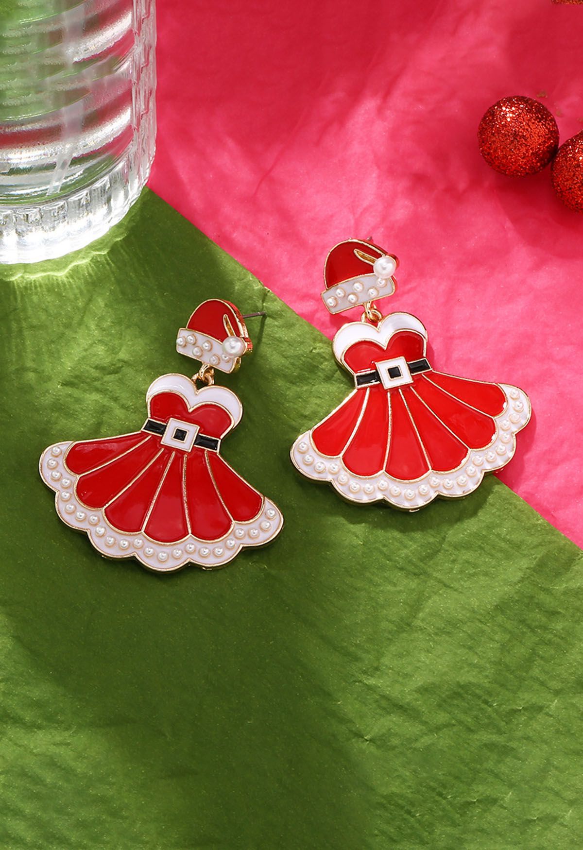 Pendientes de esmalte con forma de vestido navideño de perlas