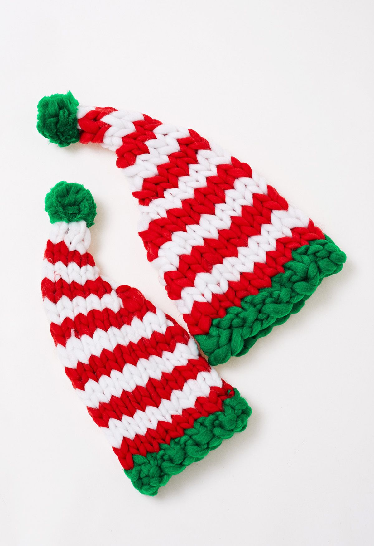 Gorro navideño trenzado a mano con pompones y rayas