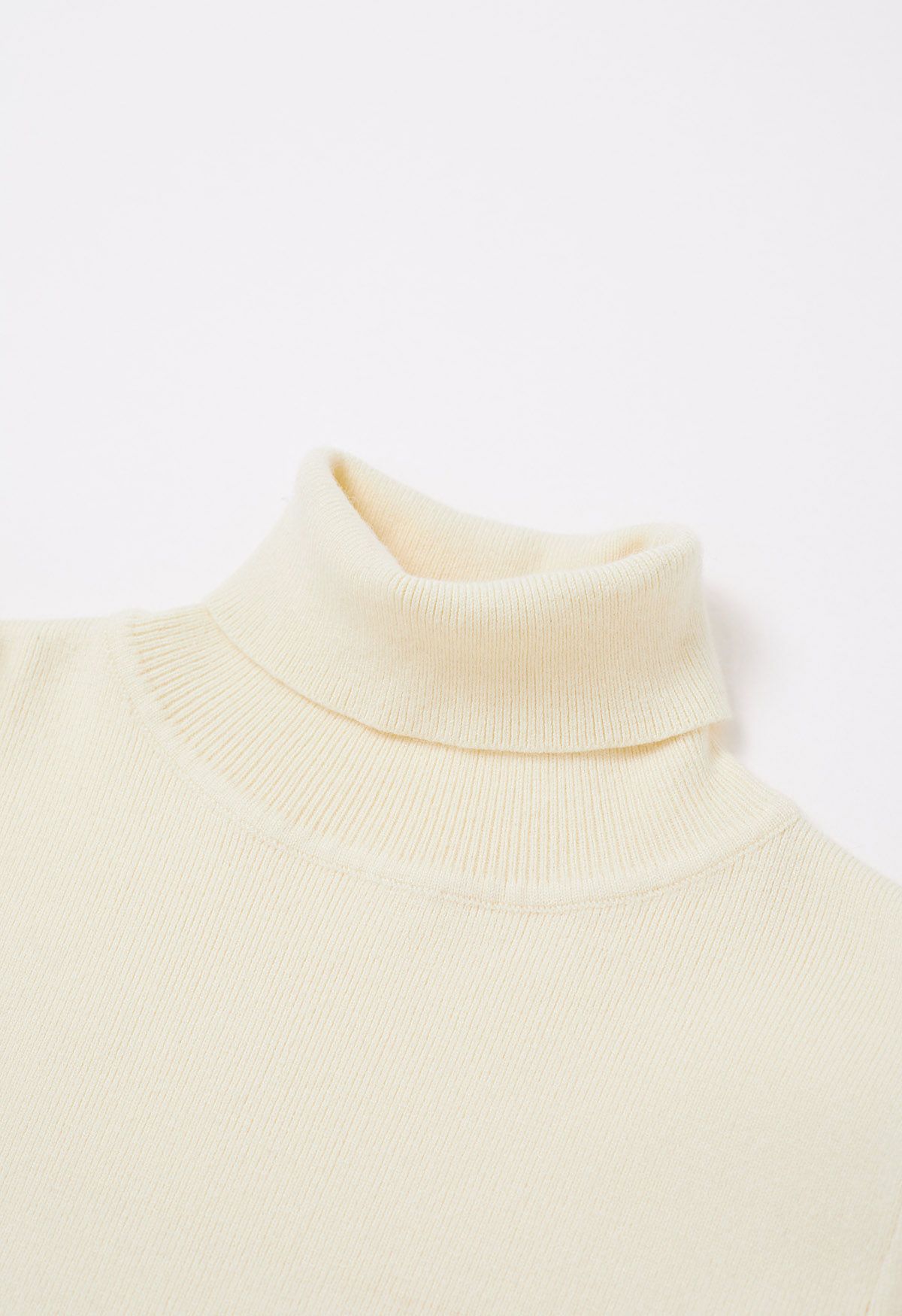 Top de punto con cuello alto y mangas cortas en color crema