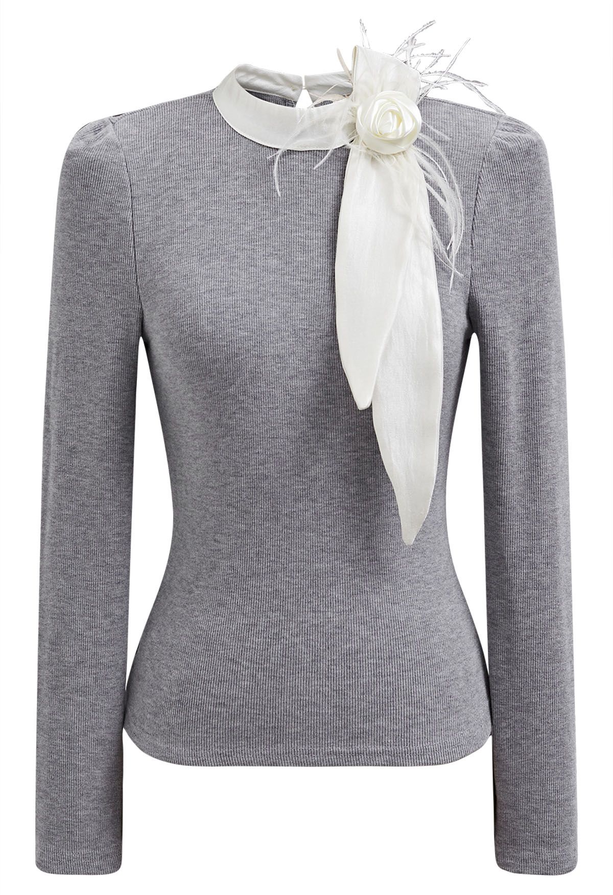 Top de punto acanalado con broche de plumas de rosa en gris