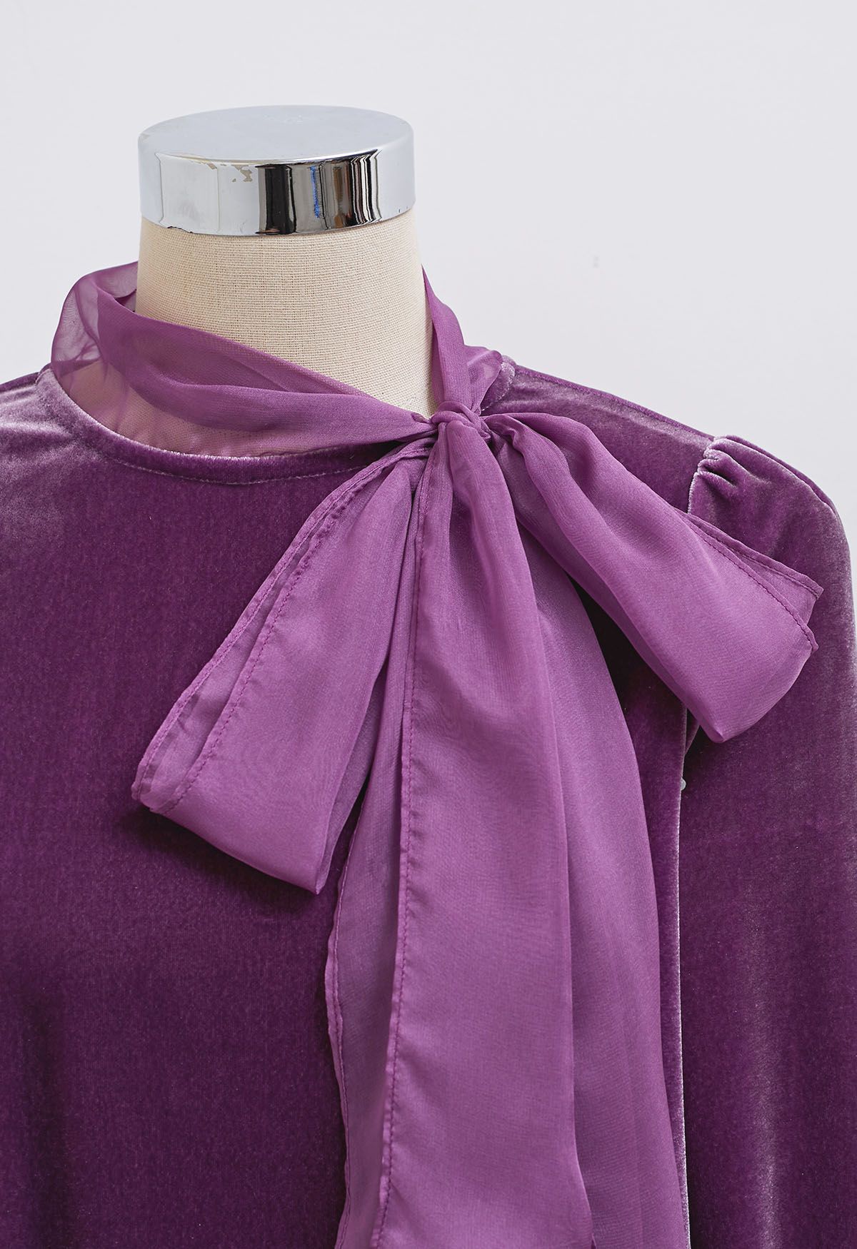 Blusa de organza con lazo y terciopelo en color violeta