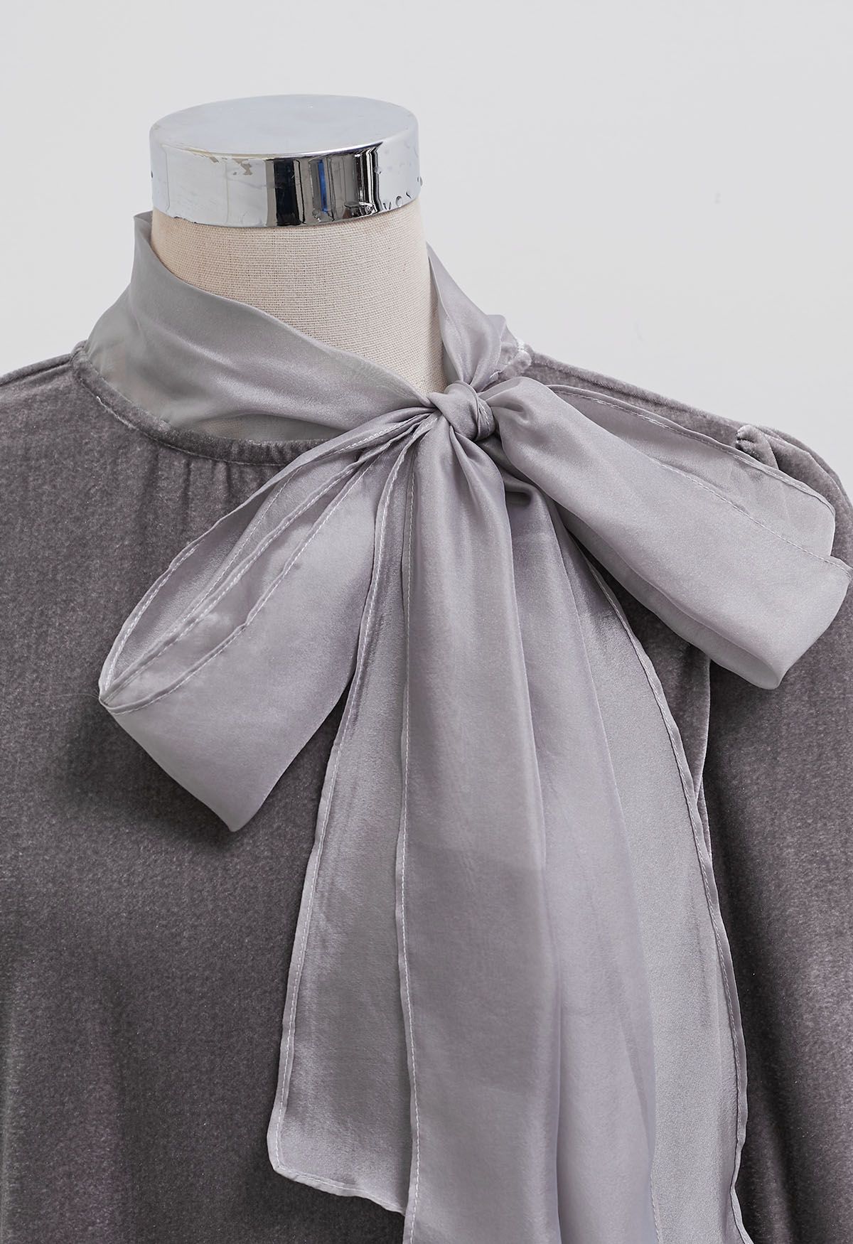 Blusa de organza con lazo y terciopelo en gris