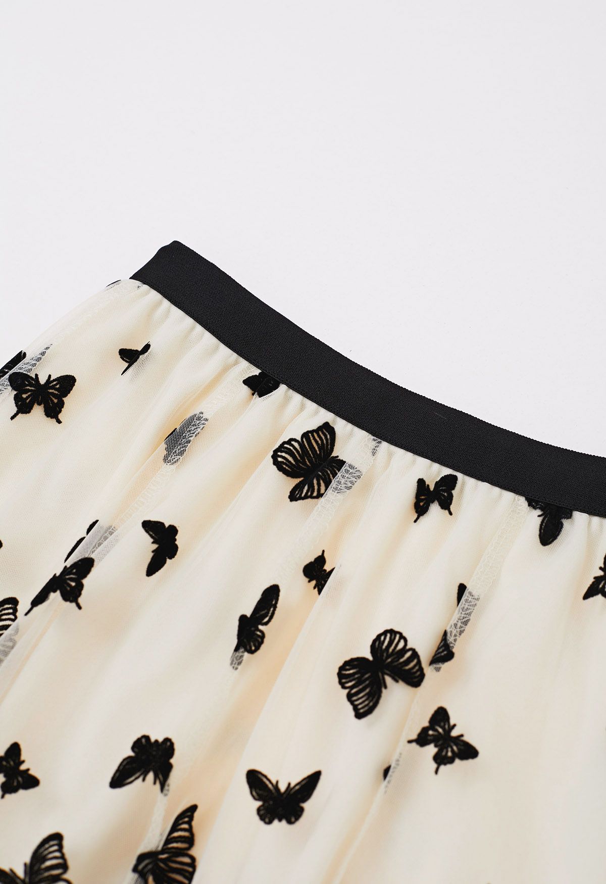 Falda midi de tul con malla y diseño de mariposas en color marfil