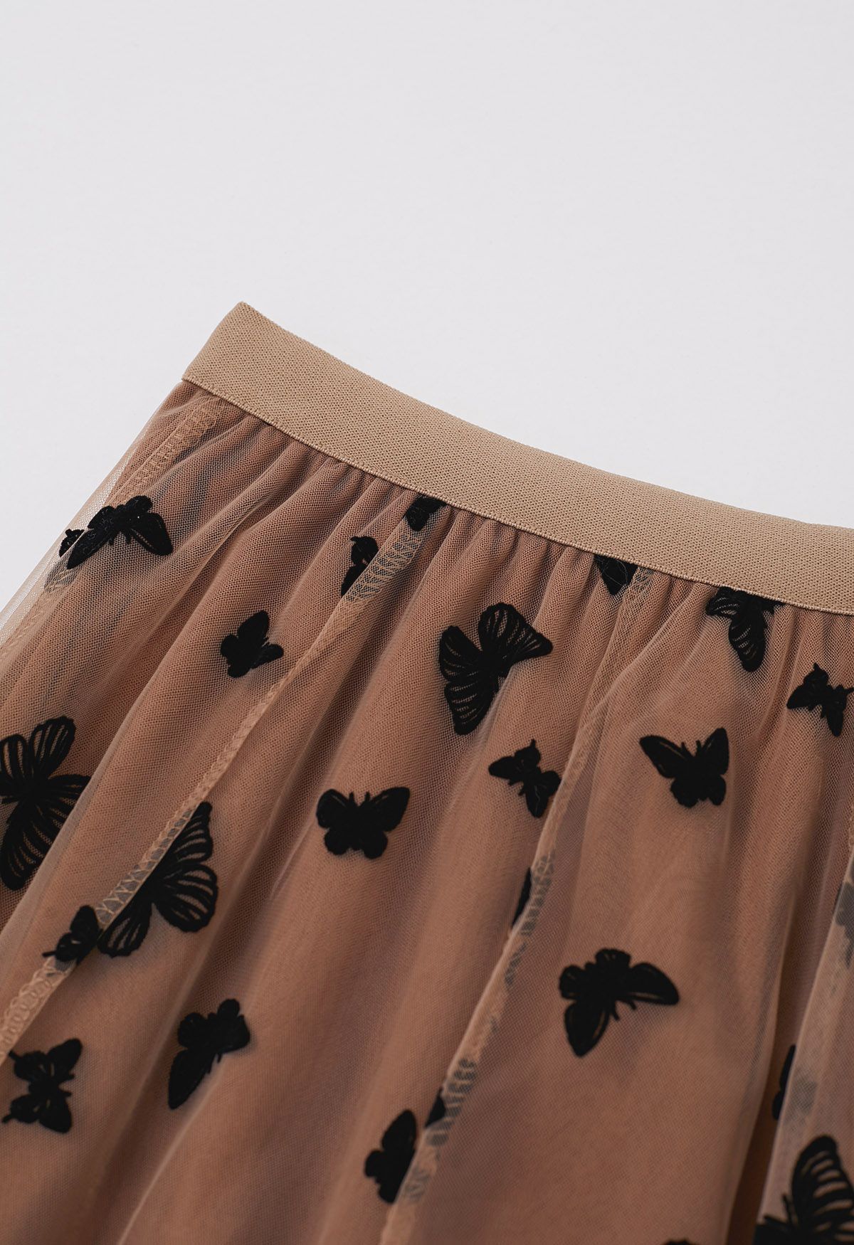 Falda midi de tul con malla y diseño de mariposas en color caramelo