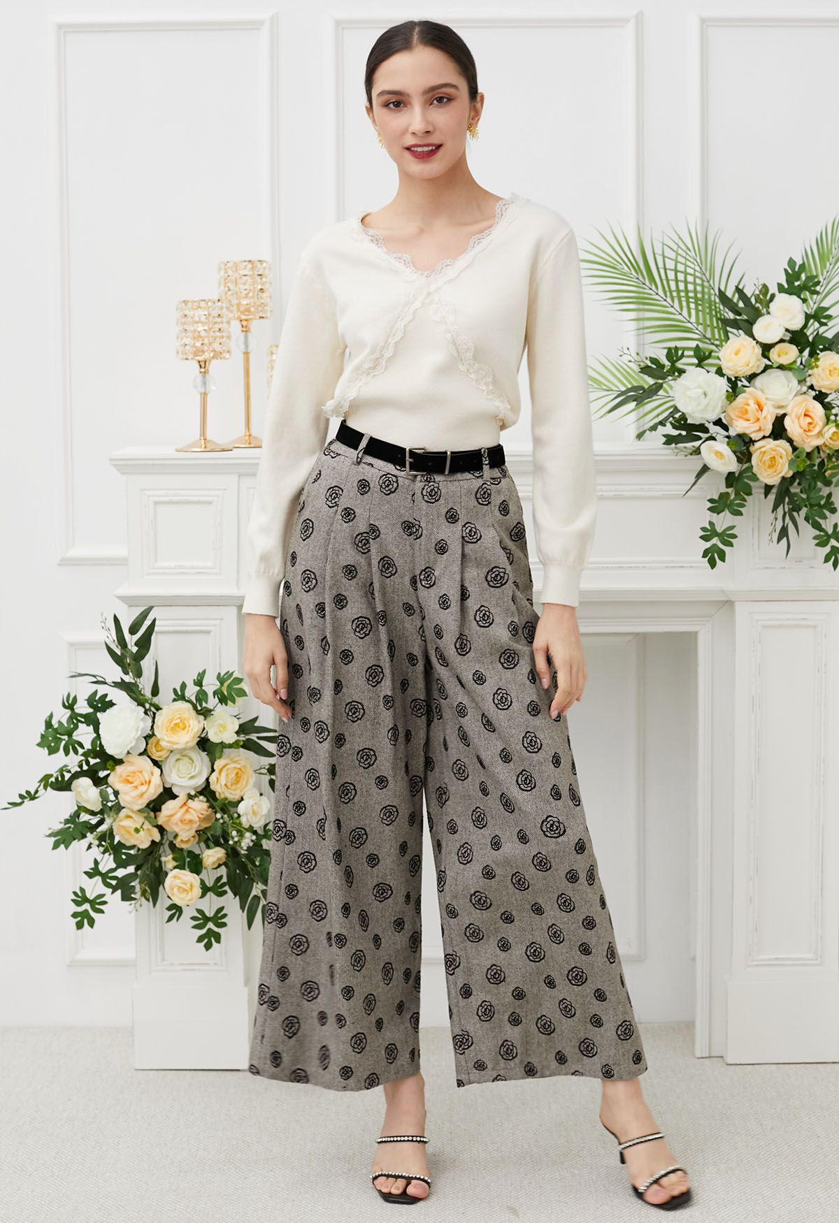 Pantalones palazzo con estampado de rosas de terciopelo y espiga con cinturón en color caqui