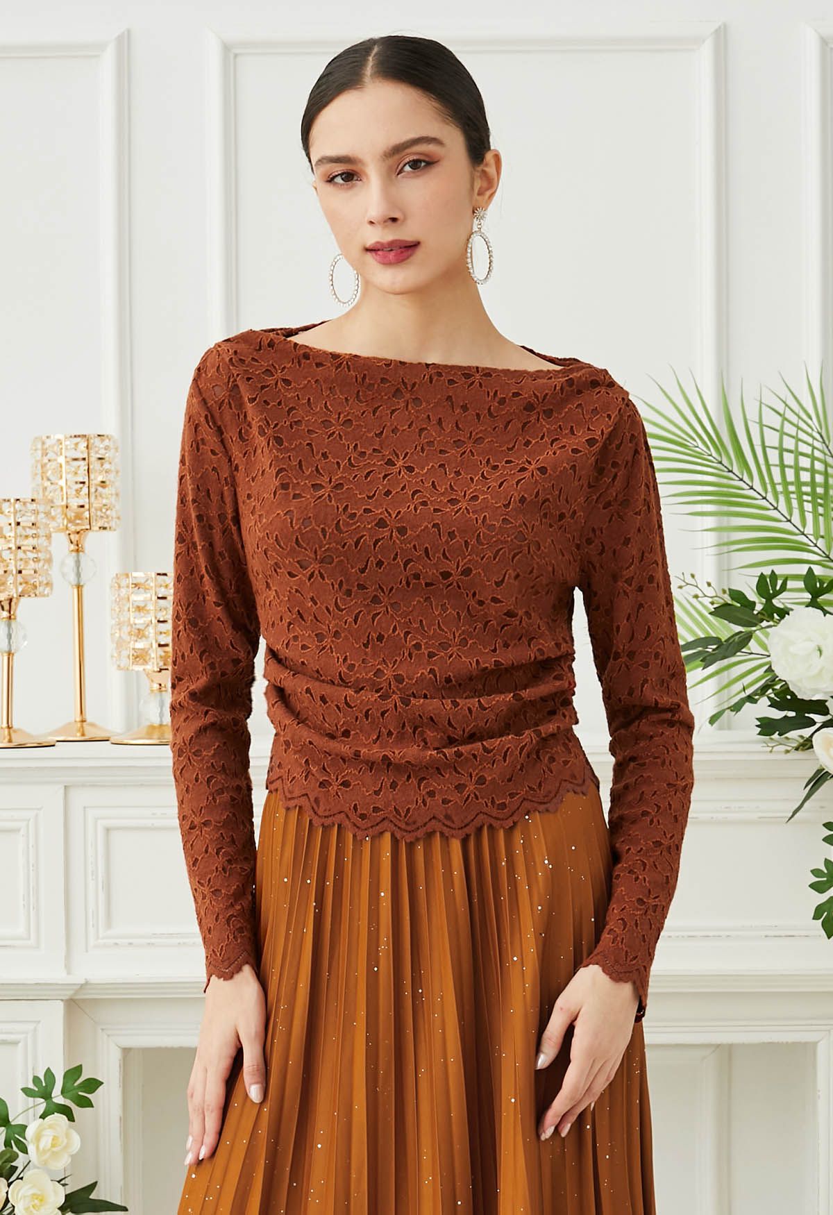 Blusa de malla con escote barco y diseño floral calado en color naranja