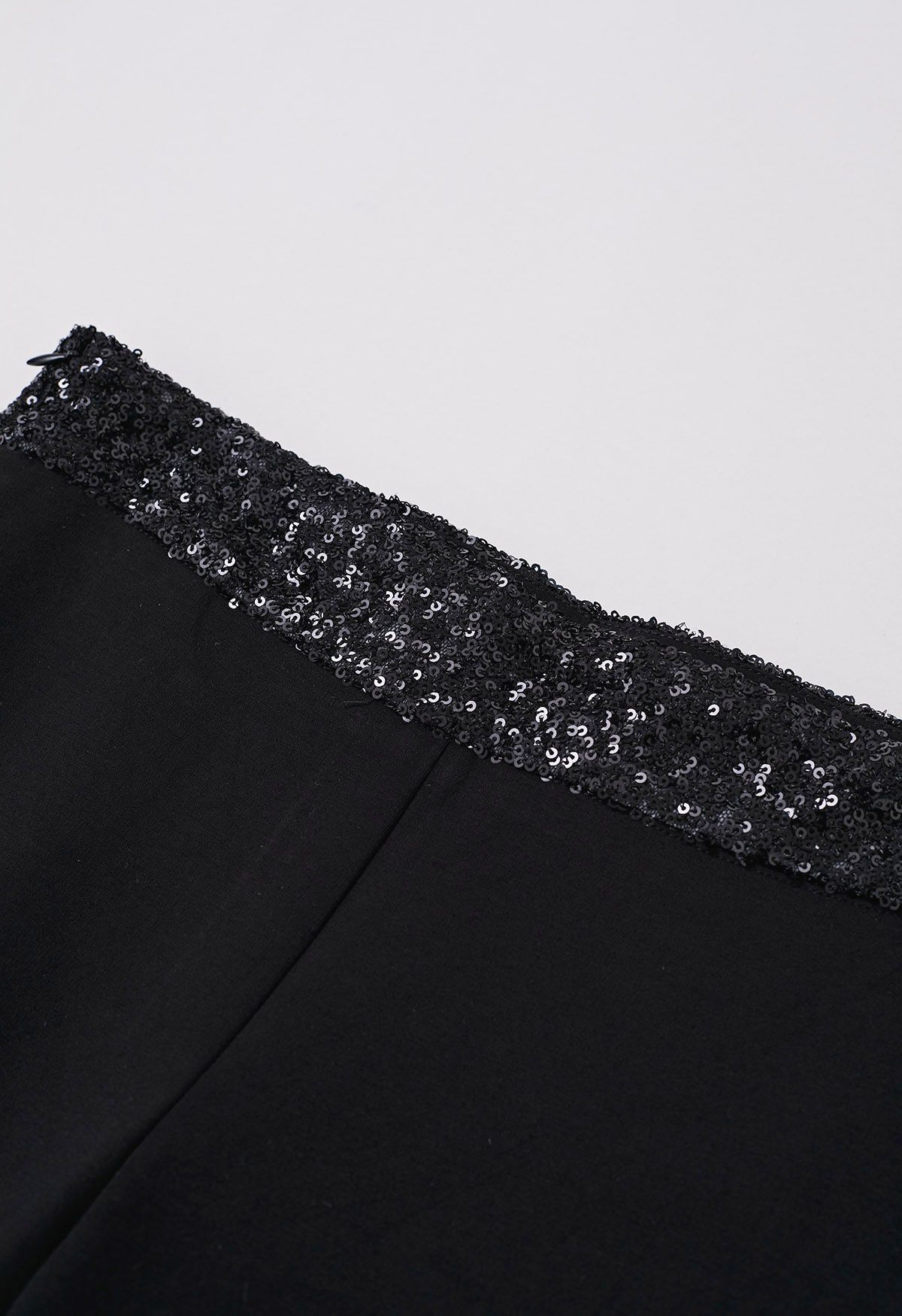 Pantalones rectos con cintura con detalles de lentejuelas en color negro